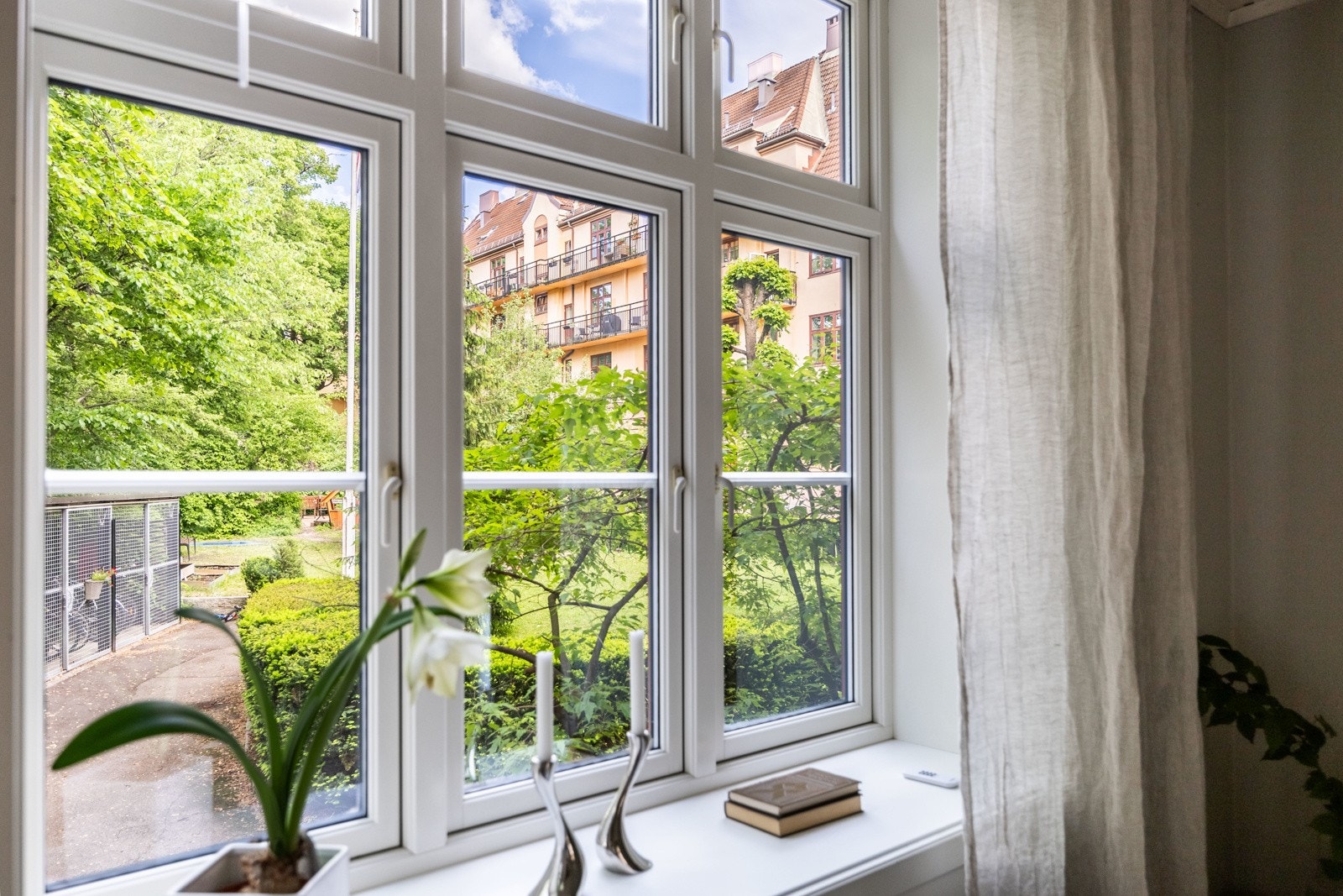 Vendt ut mot rolig bakgård - perfekt for en god natts søvn Galleribilde