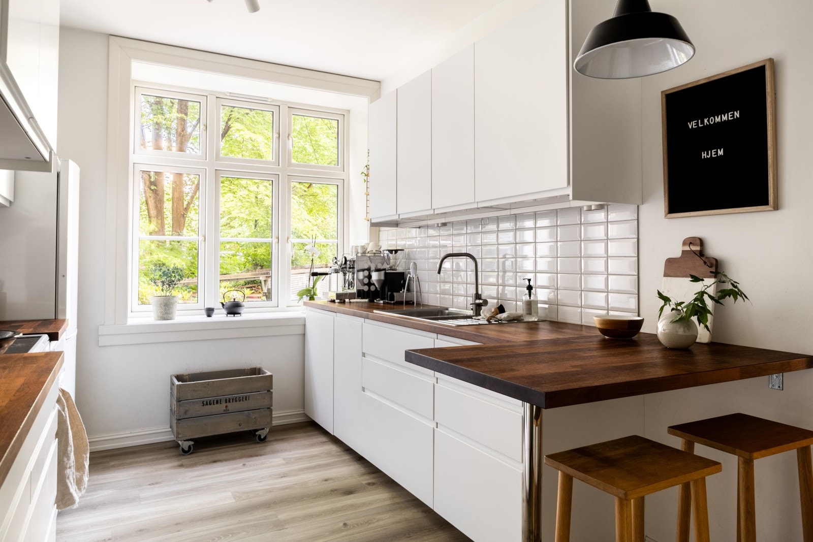 Det første som møter deg når du trer over dørstokken er det klassiske kjøkkenet Galleribilde