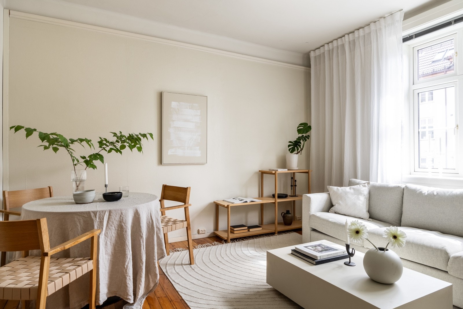 Stuen ligger fint plassert i enden av leiligheten. Store nye vinduer med dype vinduskarmer Galleribilde