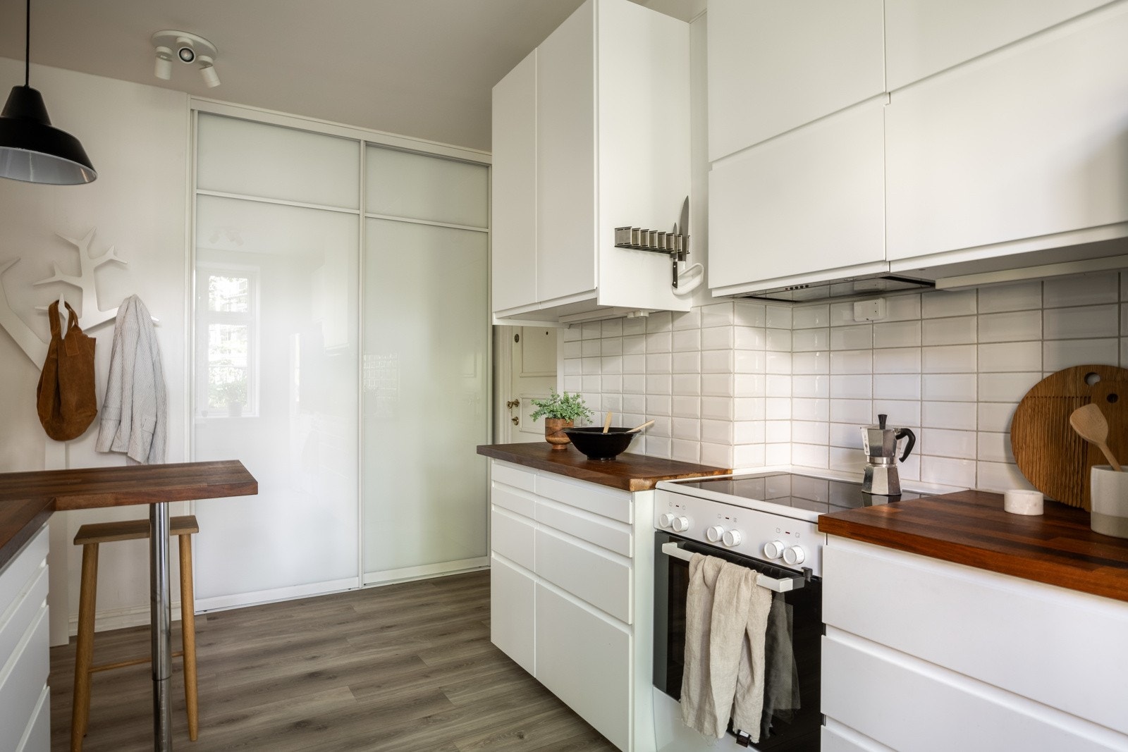 Praktisk skyvedørsgarderobe med rikelig plass til yttertøy, sko, vesker med mere Galleribilde