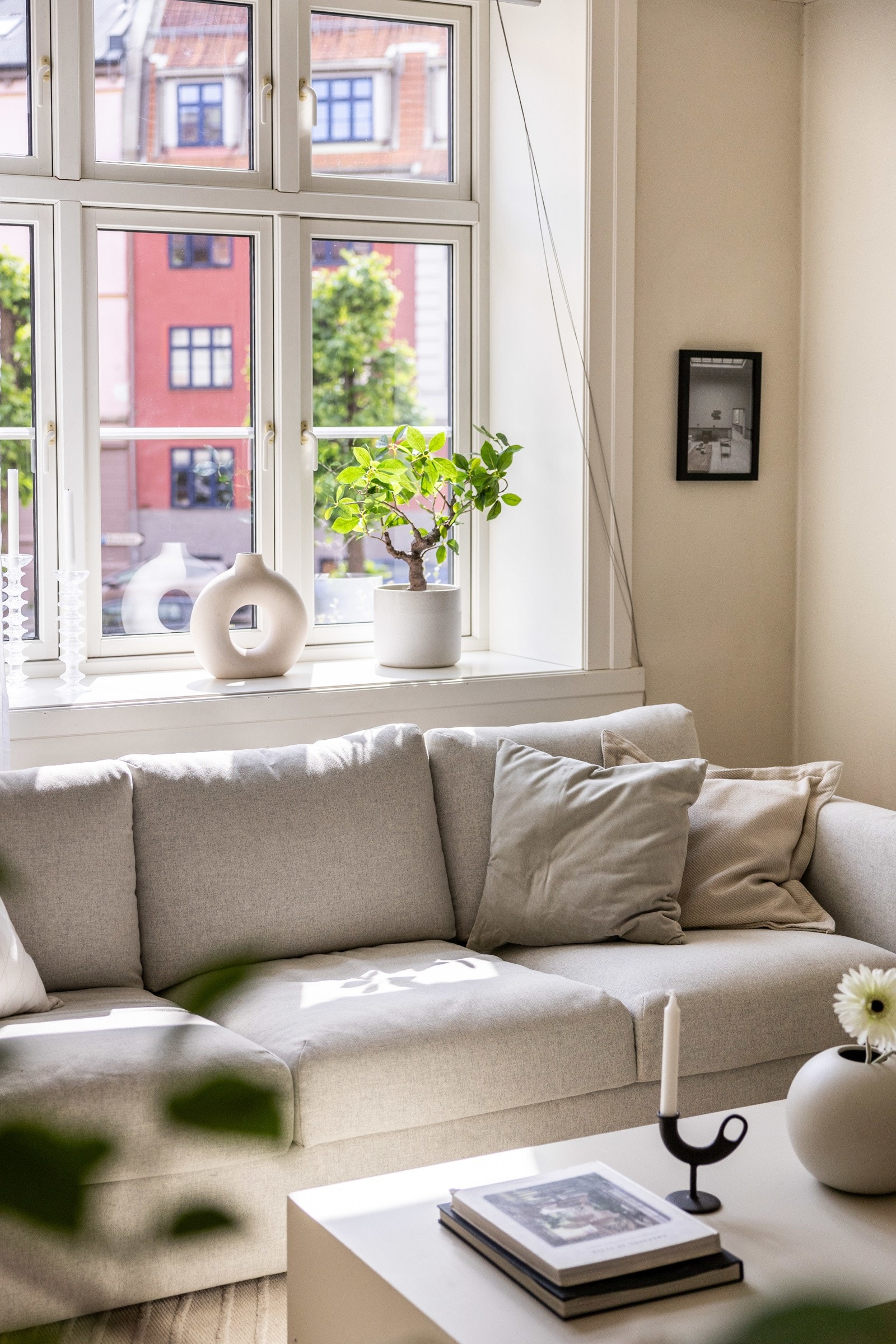 Lyset i kombinasjon med den generøse takhøyden på ca. 2,84 m gir rommet en luftig og god atmosfære Galleribilde