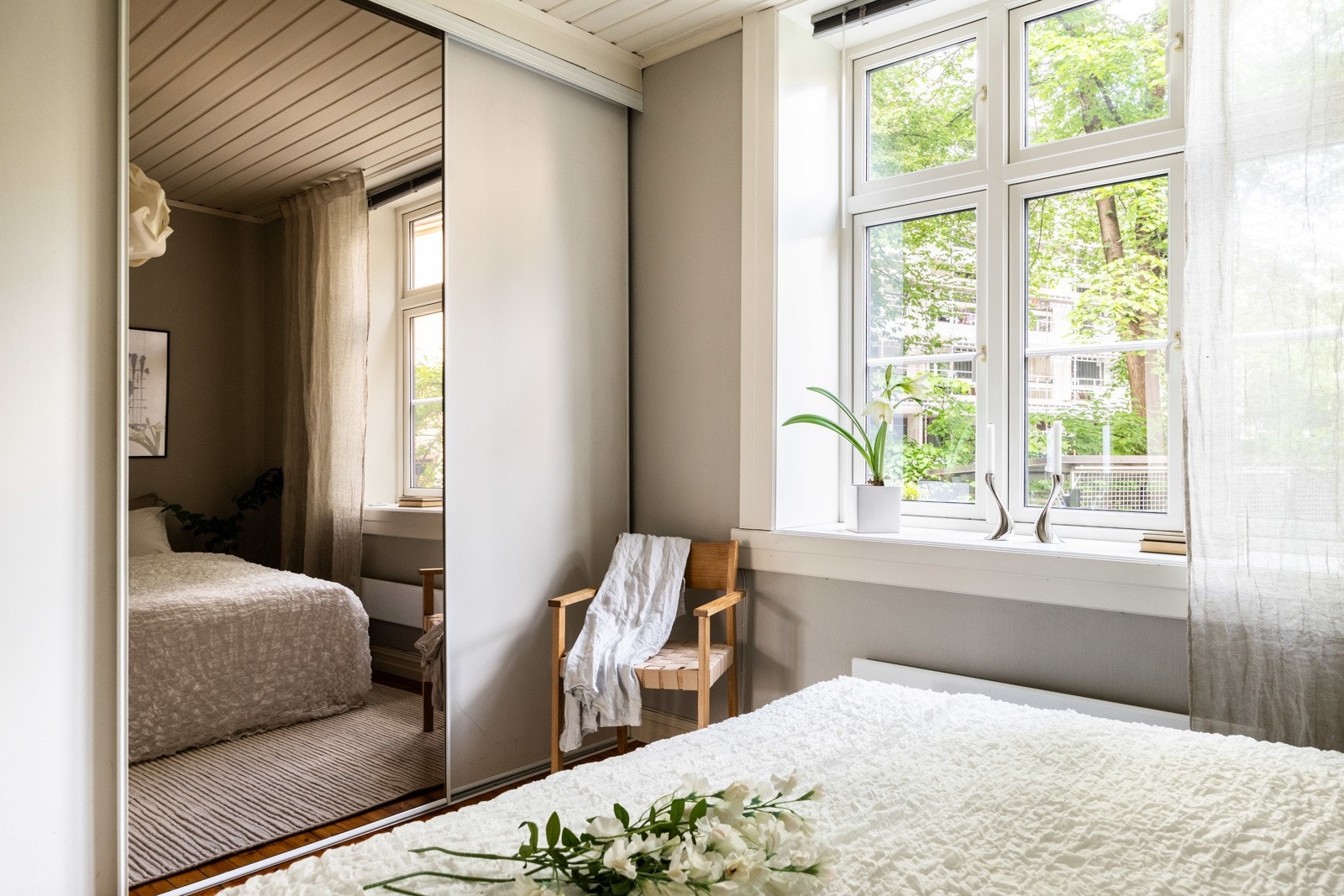 Romslig soverom med stort integrert garderobeskap Galleribilde