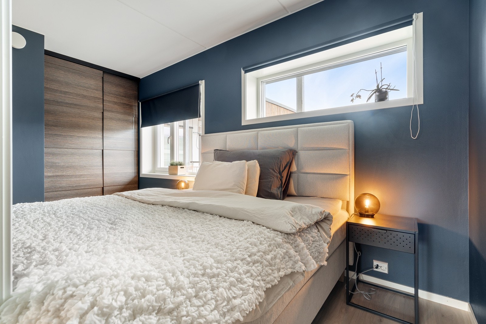 Plass til stor dobbeltseng med tilhørende nattbord på begge sider. Galleribilde