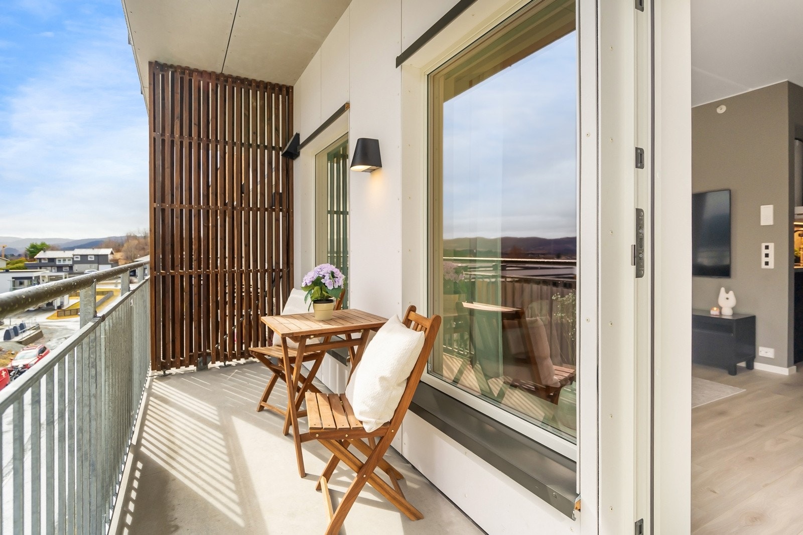 Balkongen er sørvendt med morgen/formiddagssol. Galleribilde