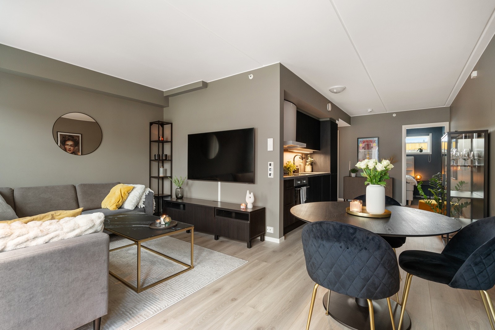 Boligen ble oppført i 2023 og inneholder gang, stue, kjøkken, soverom, bad og sørvendt balkong på 6 kvm. Galleribilde