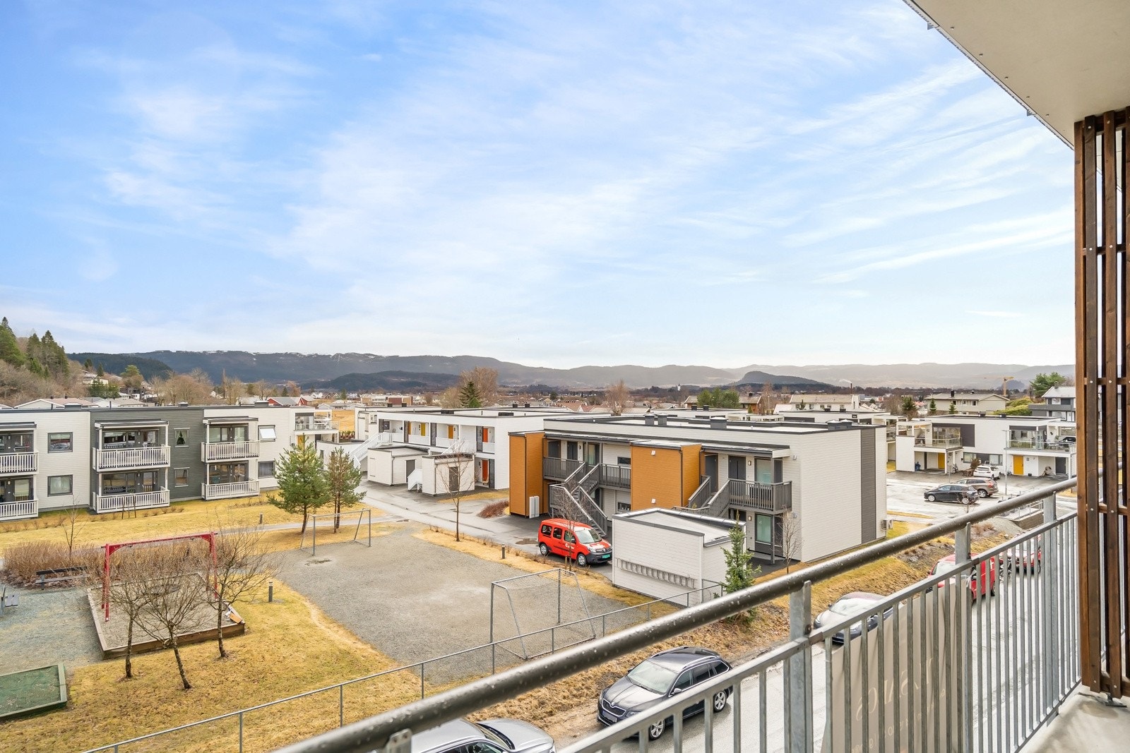 Leiligheten ligger i et barnevennlig og veletablert boligområde i Fosslia Hageby med god avstand mellom byggene. Galleribilde