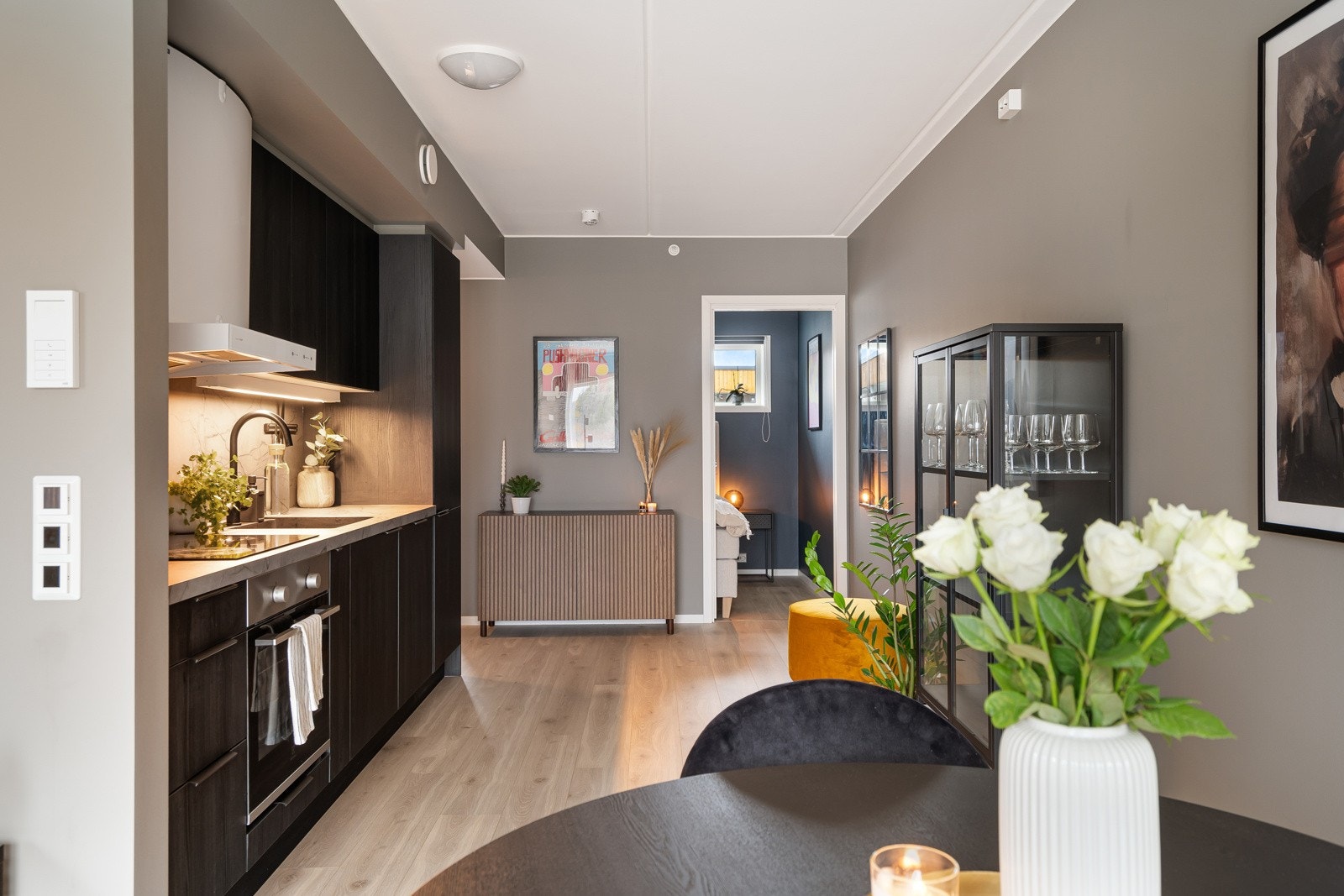 Fra stue mot kjøkken og videre til soverommet. Galleribilde