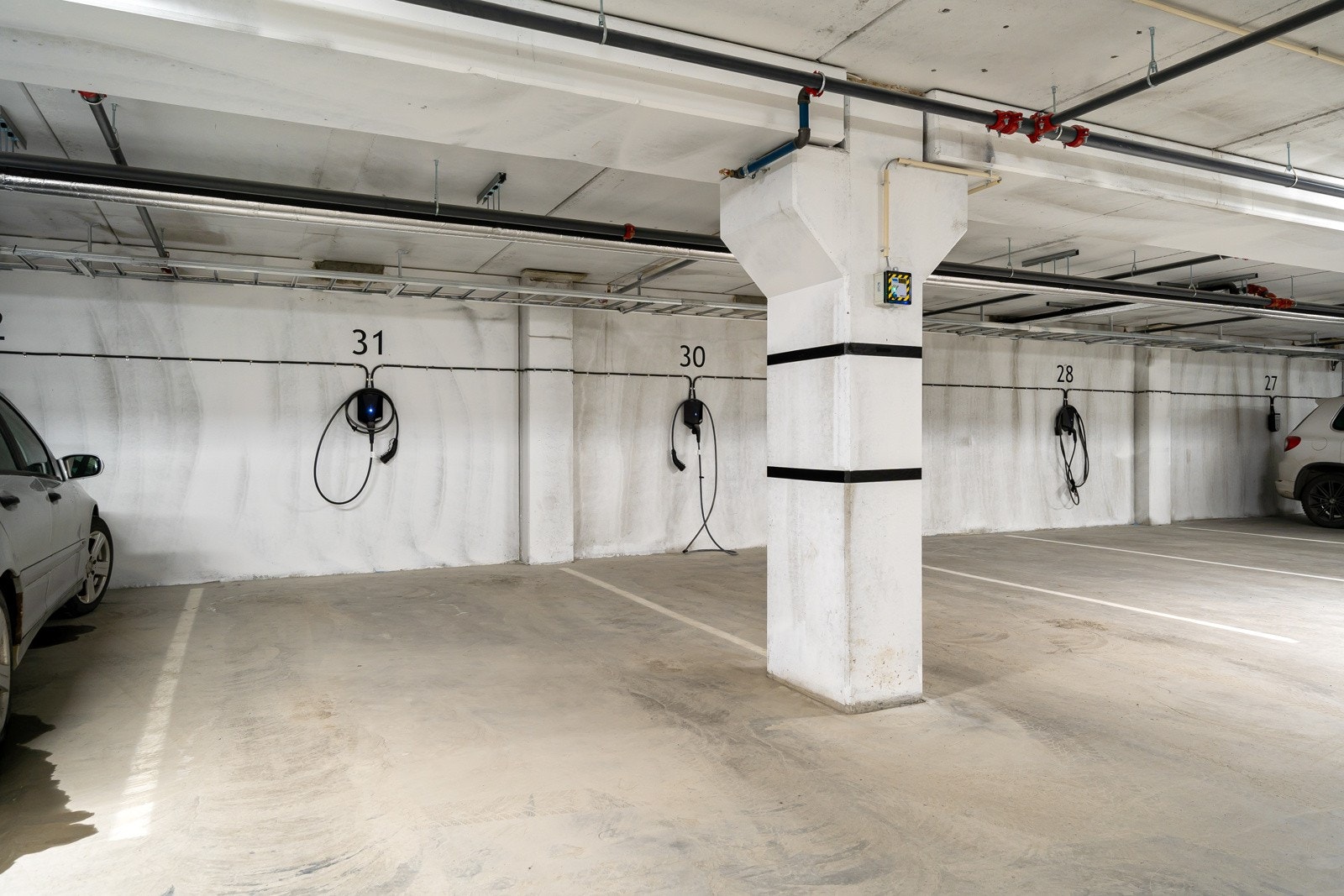 Det medfølger egen parkeringsplass i garasjekjeller med elbil-lader. Her kan man gå tørrskodd ned til garasjen. Galleribilde