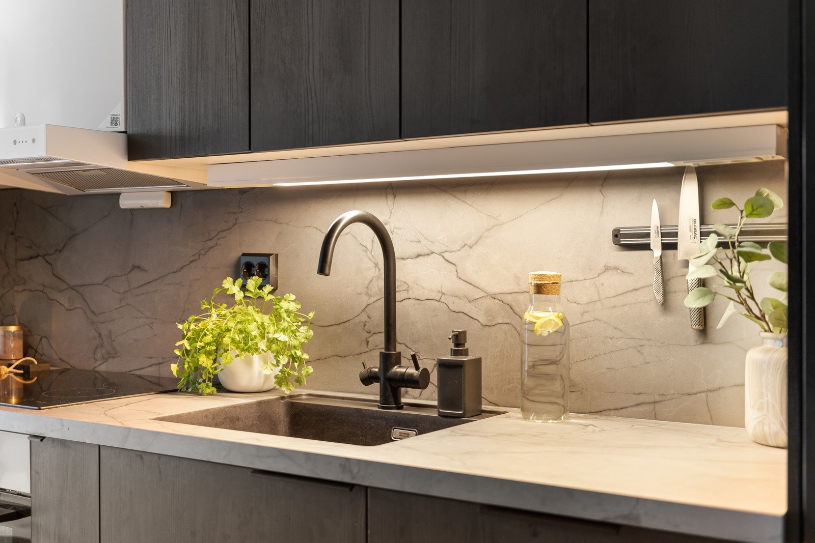 Kjøkkeninnredningen er fra Norema med glatte fronter og benkaplate i laminat. Hvitevarer medfølger Galleribilde