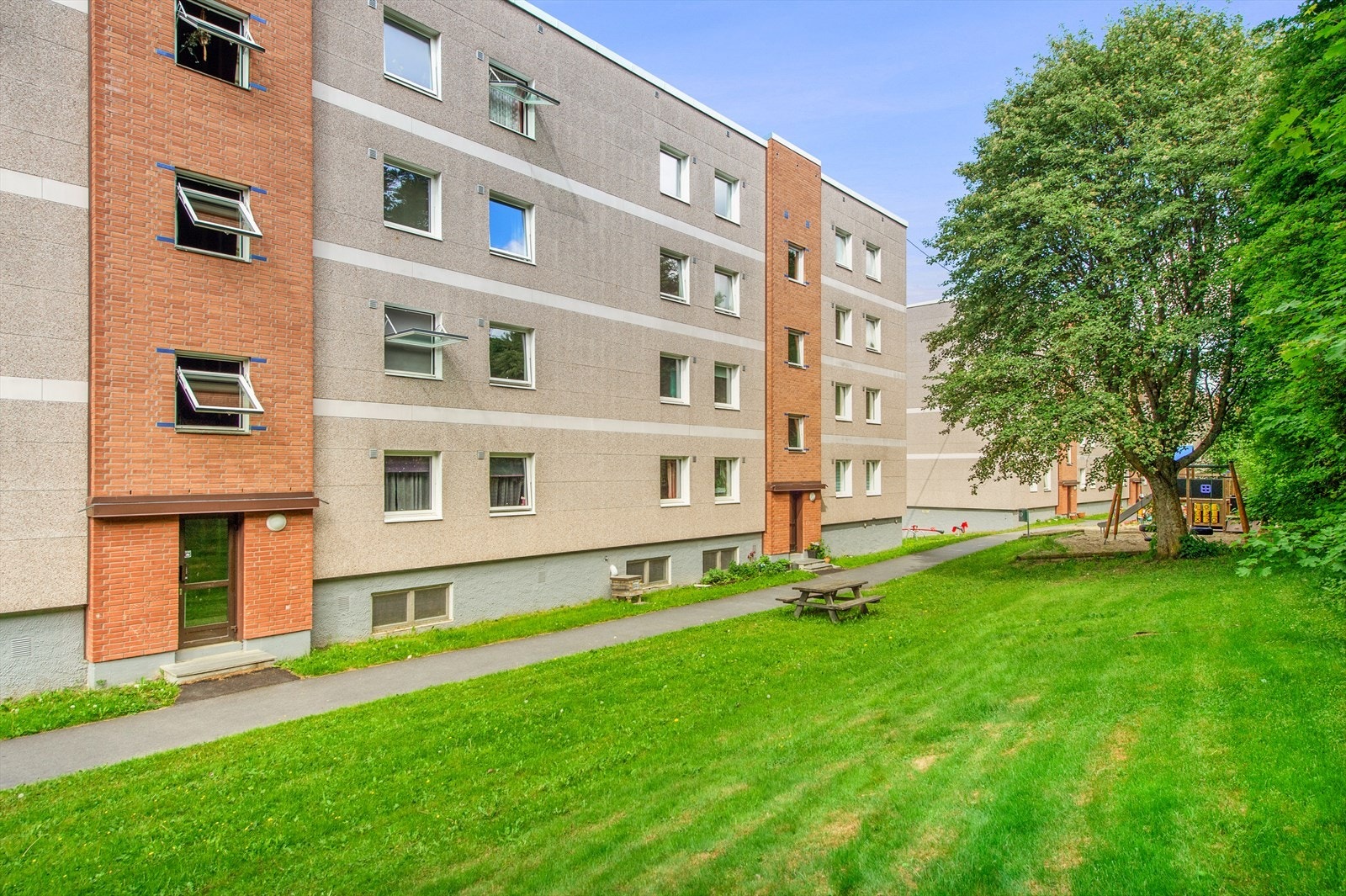 Koselig lekeplass og utearealer bak blokken - egen utgang Galleribilde