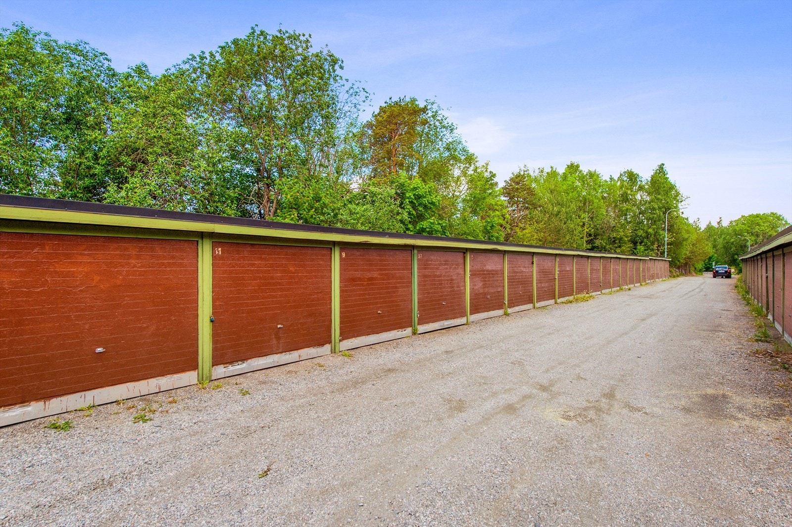 Garasje nr. 16 medfølger boligen i Bogerud Garasjelas - kan selges internt Galleribilde