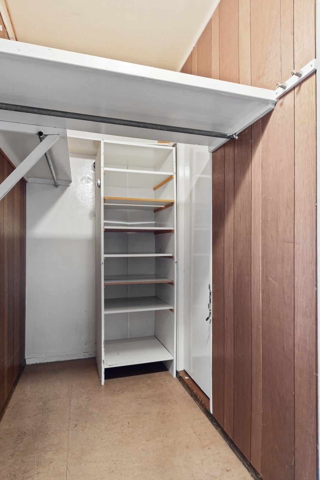 Garderoberom/kott - kan også benyttes som walk-in da det er åpning inn til hovedsoveom Galleribilde