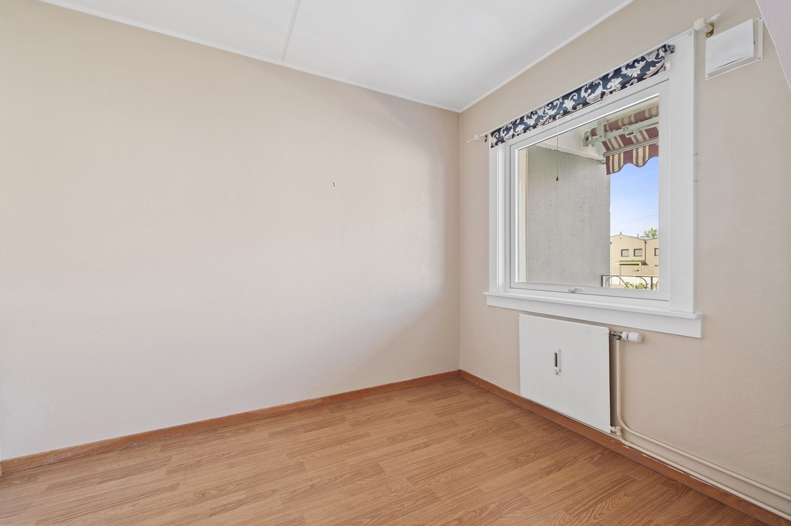 Stue/spiseplass - opprinnelig boligens tredje soverom Galleribilde