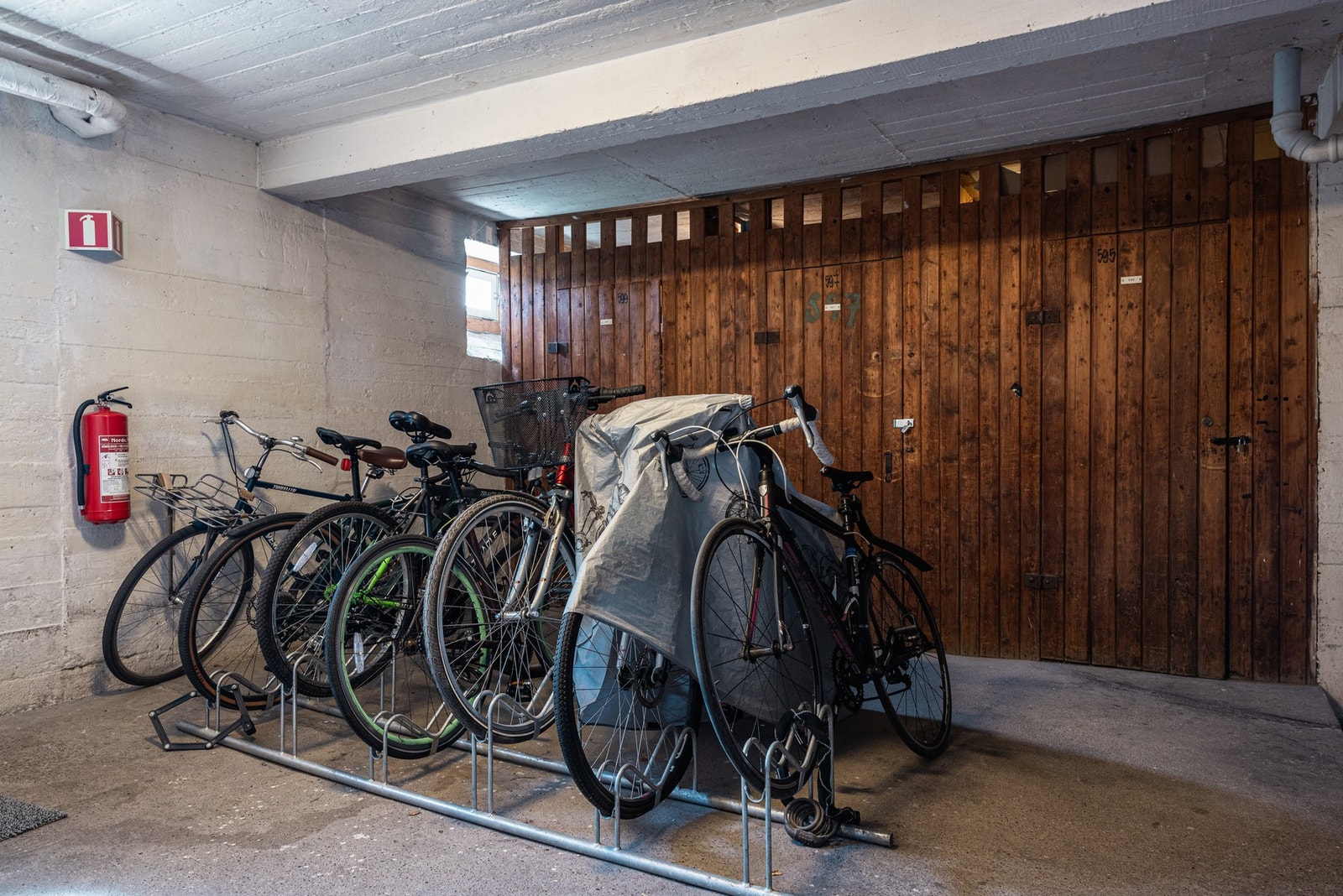 Innendørs sykkelparkering. Galleribilde