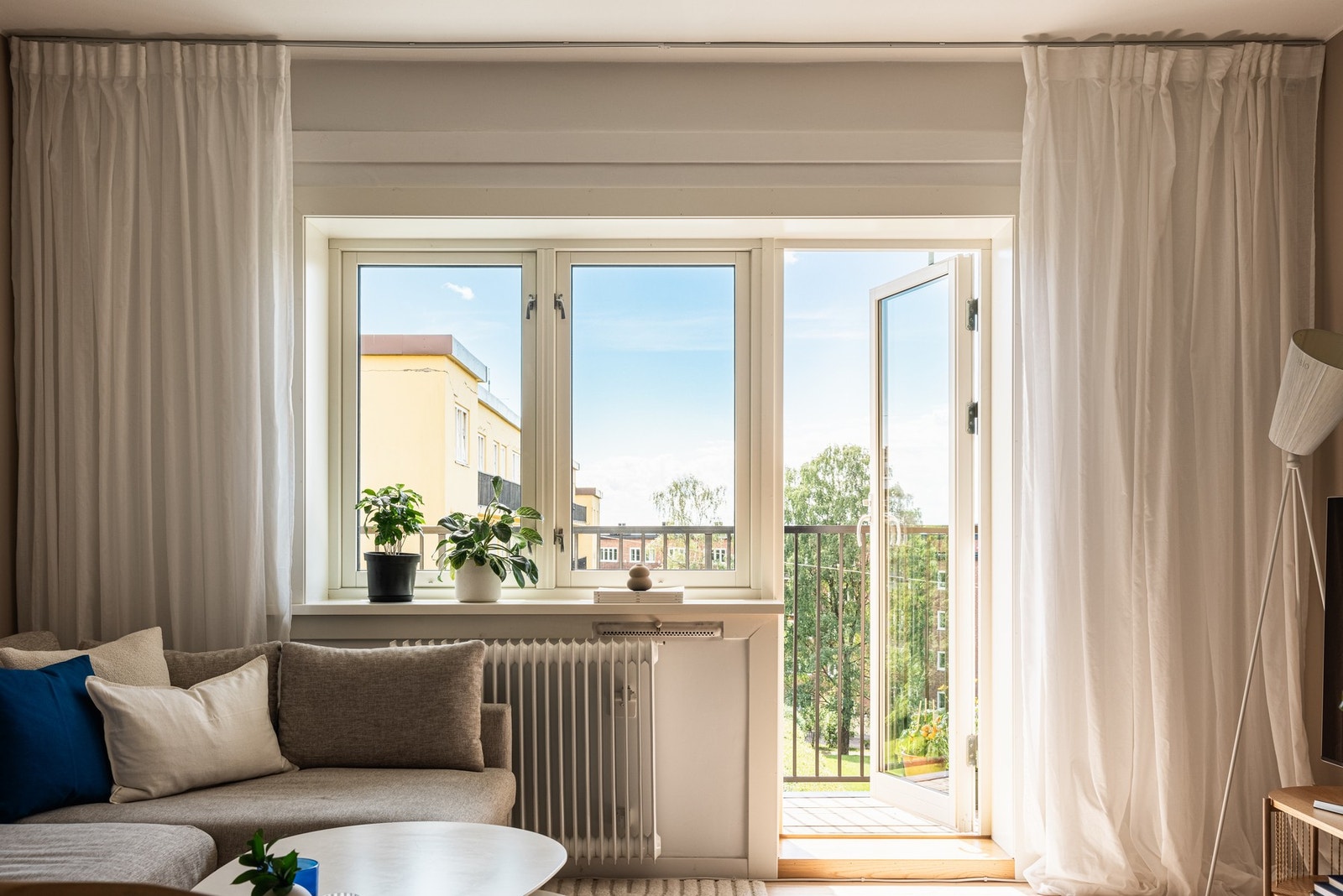 Leiligheten har en høytliggende plassering i byggets 4. etasje, hvor atmosfæren er luftig og usjenert. Galleribilde