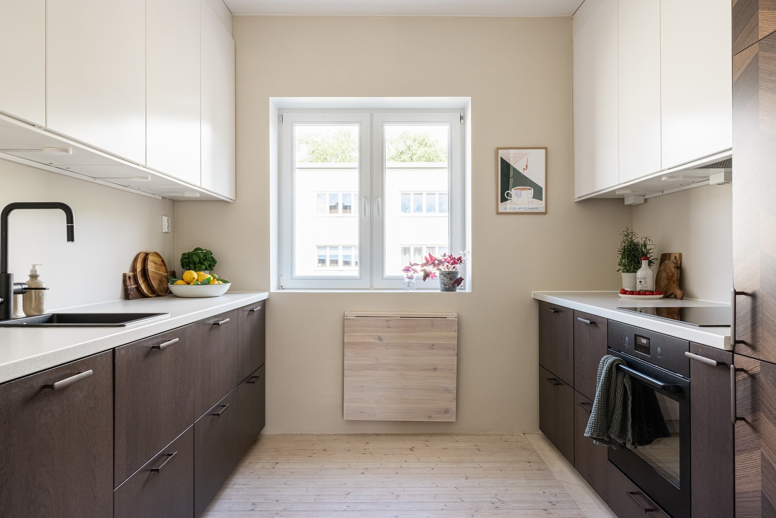 Separat kjøkken med nyere kjøkkeninnredning fra 2023. Galleribilde