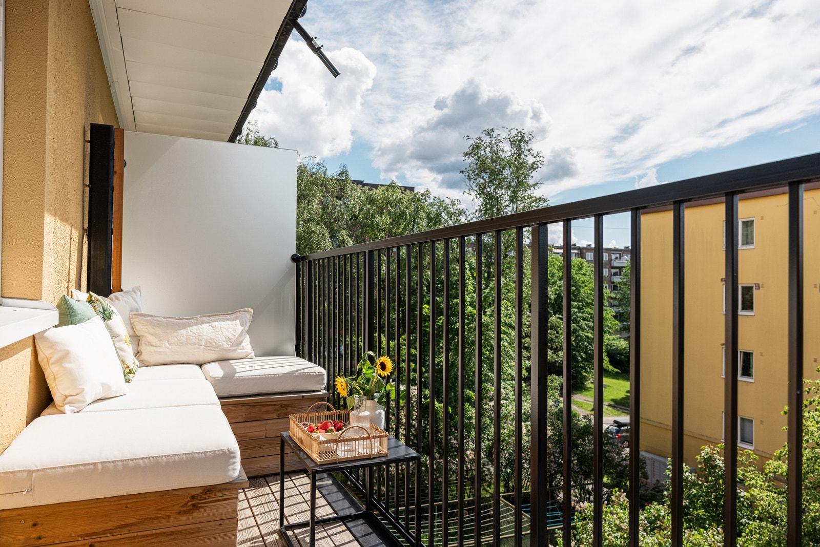 Sydvestvendt balkong på ca. 5kvm med sol fra formiddag til solnedgang Galleribilde