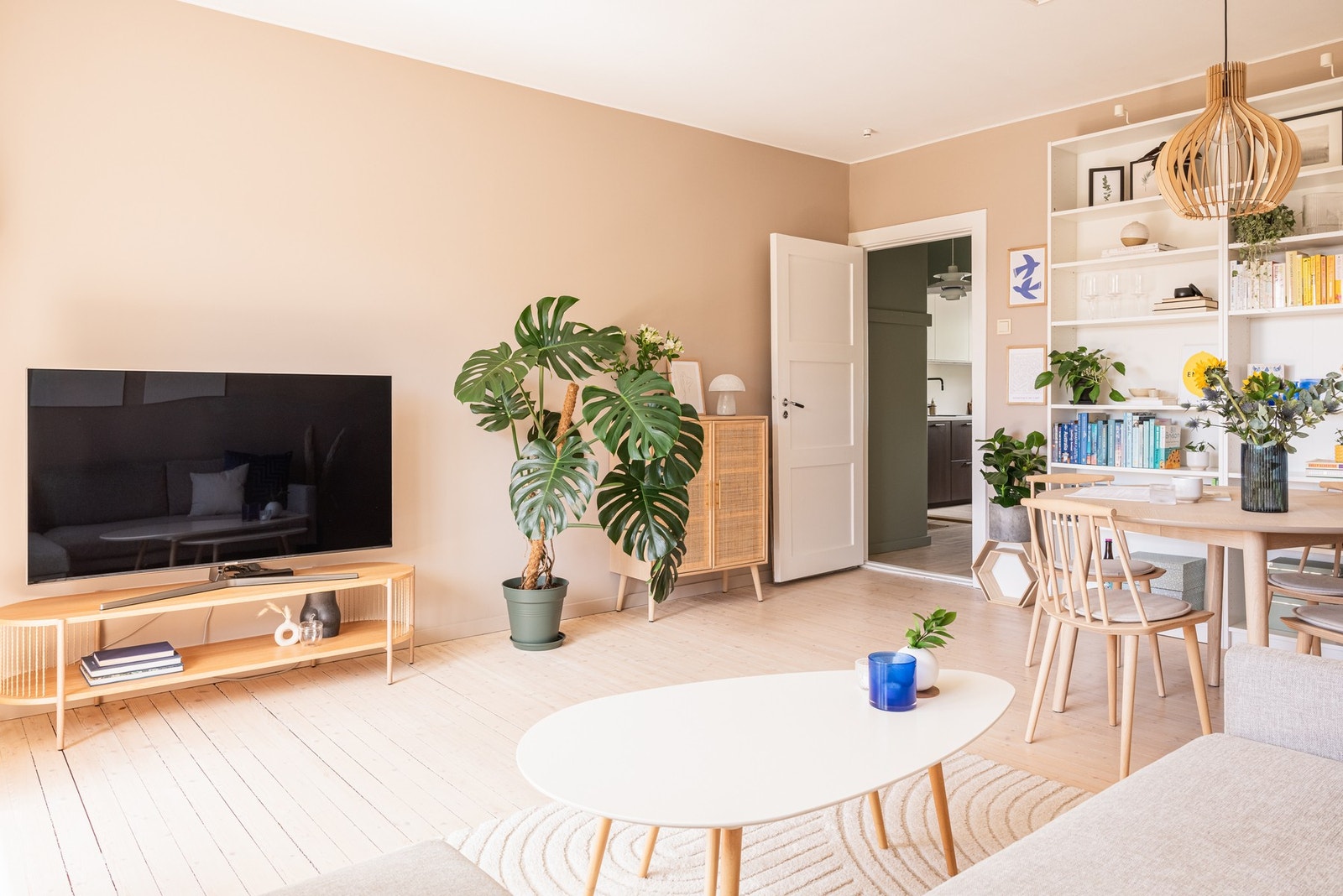 Stilrent og lyst. Takhøyden skaper en luftig atmosfære Galleribilde