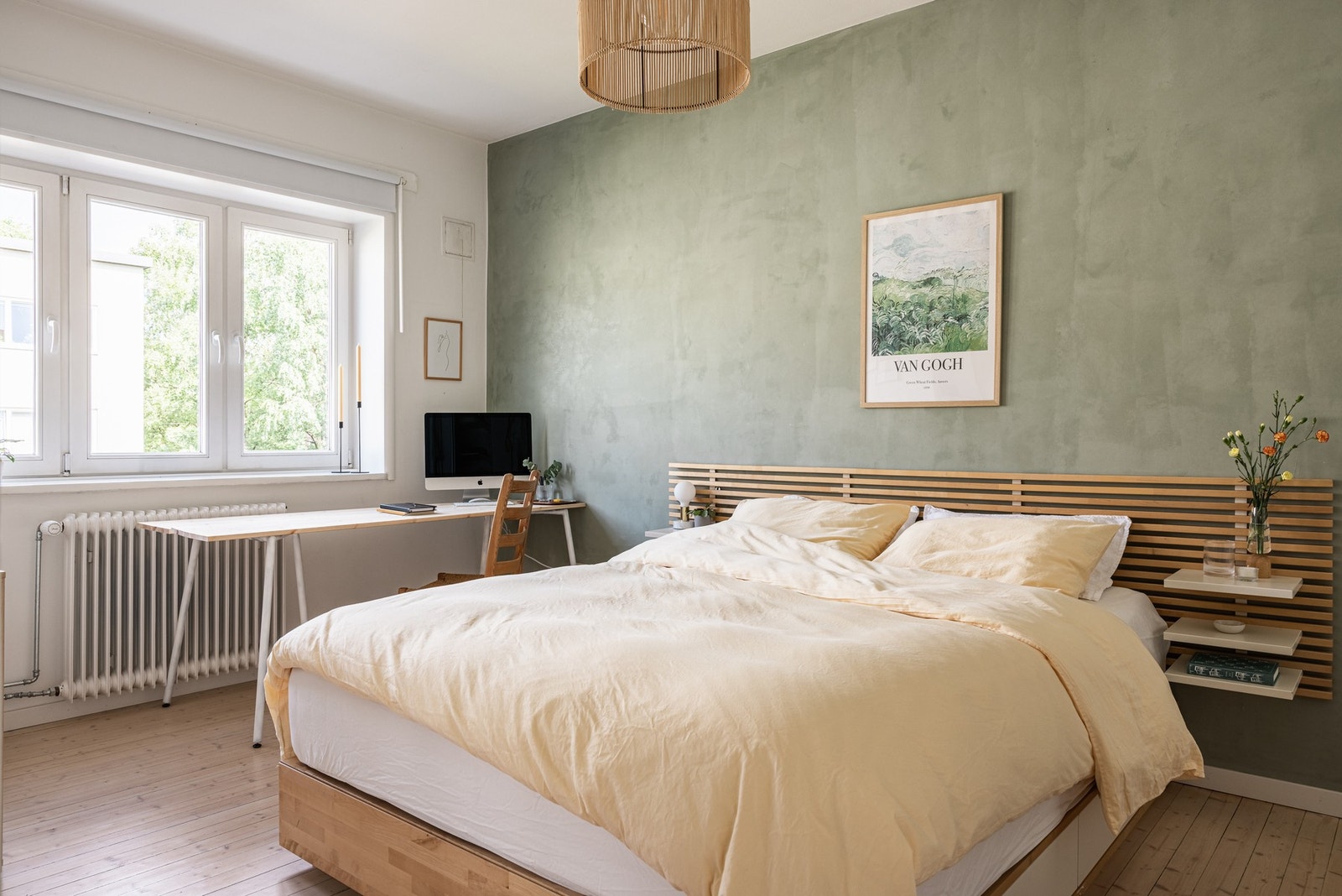 Flott soverom med dekorative fargetoner. Galleribilde