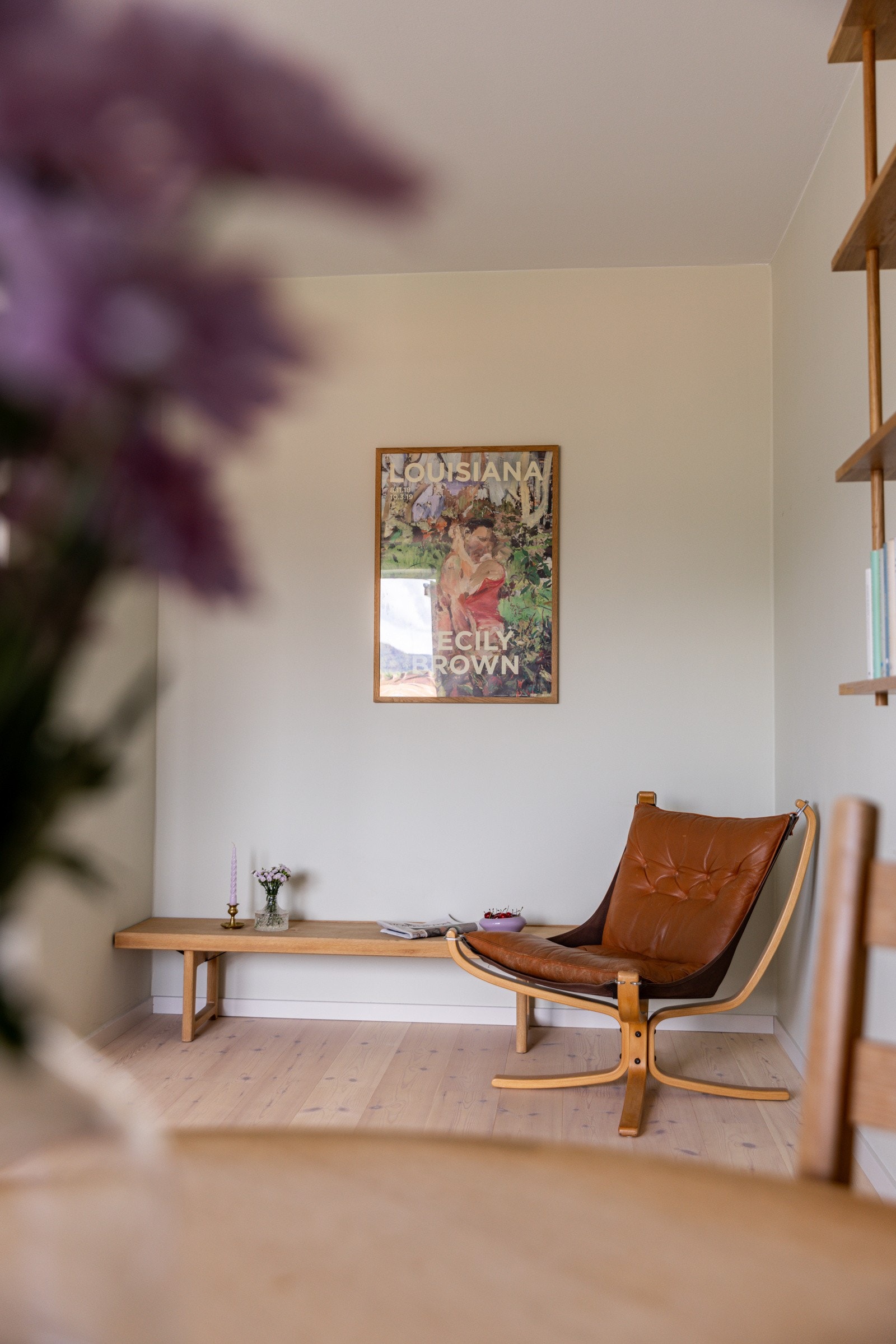 Stuen er enkel å innrede med både sofagruppe med salongbord, mediemøblement og et spisebord. Galleribilde