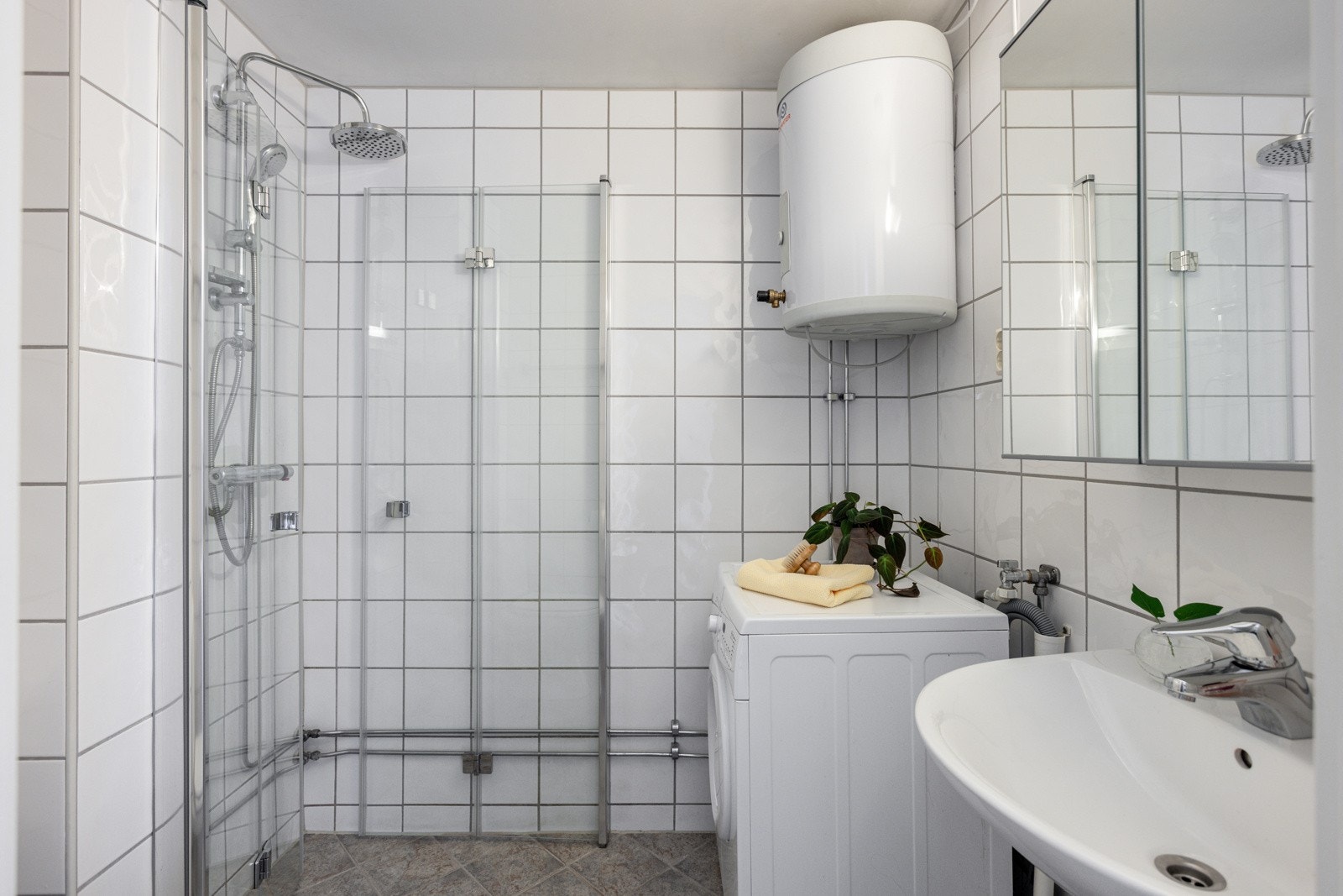 Leiligheten har et lyst og pent flislagt baderom som ble pusset opp i regi av brl. i 2004. Baderommet har tidløse fliser på gulv og vegger, og deilig varme i gulvet. Galleribilde