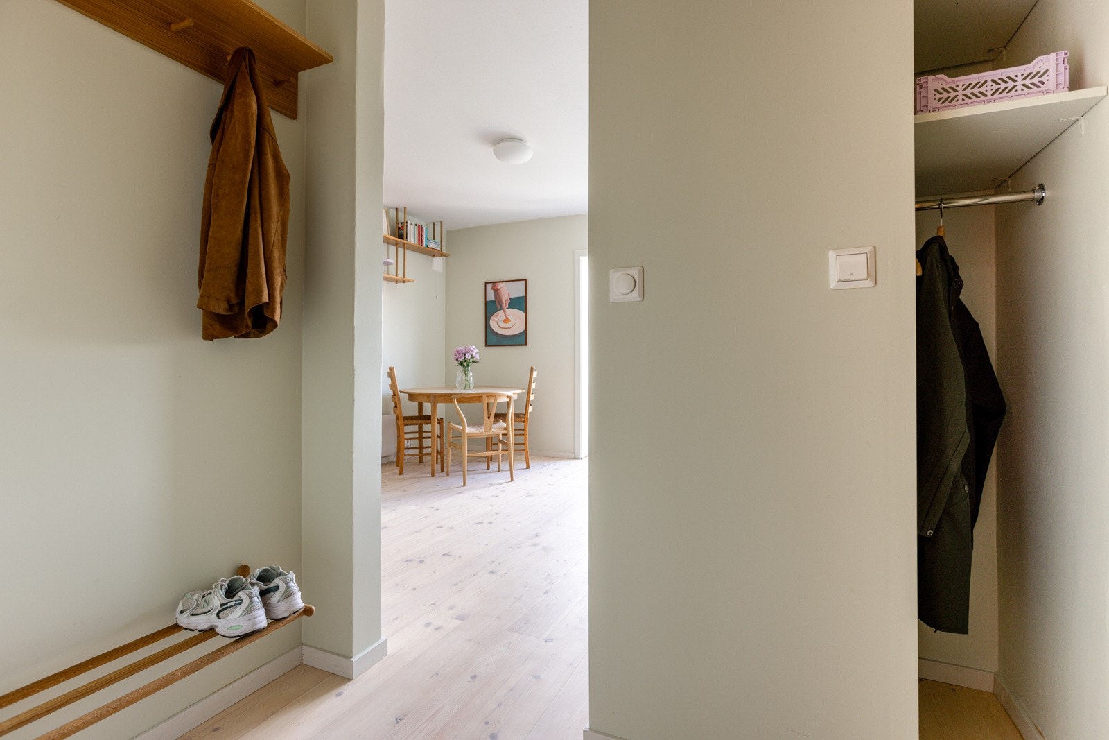 Det er også en praktisk nisje med oppbevaringsplass i åpen garderobeløsning med hyller og oppheng. Galleribilde