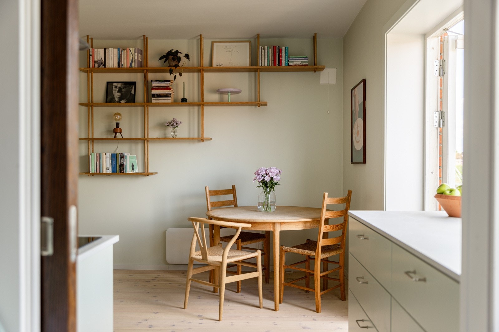 Planløsningen er tegnet av en arkitekt og er nøye gjennomtenkt for å best utnyttelse av både lys- og utsiktsforhold, i tillegg til optimal utnyttelse av hver kvadratmeter. Galleribilde