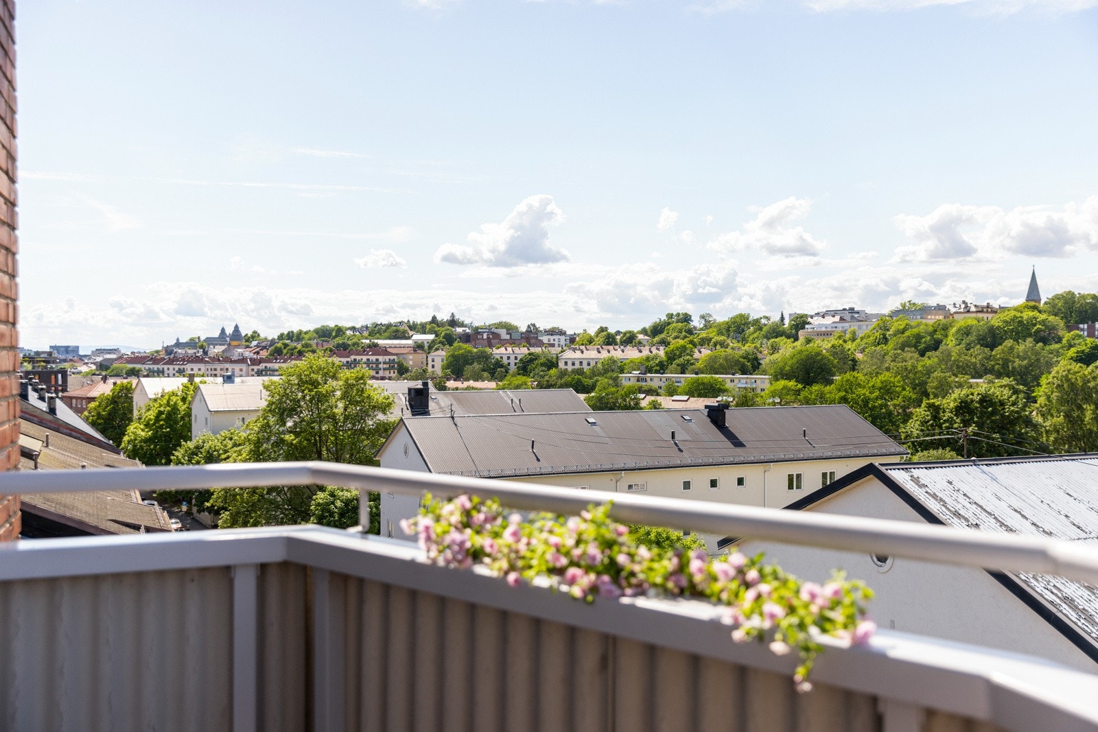 Her sitter du usjenert og fint til på toppen med supre solforhold og nydelig utsikt over byens tak. Galleribilde