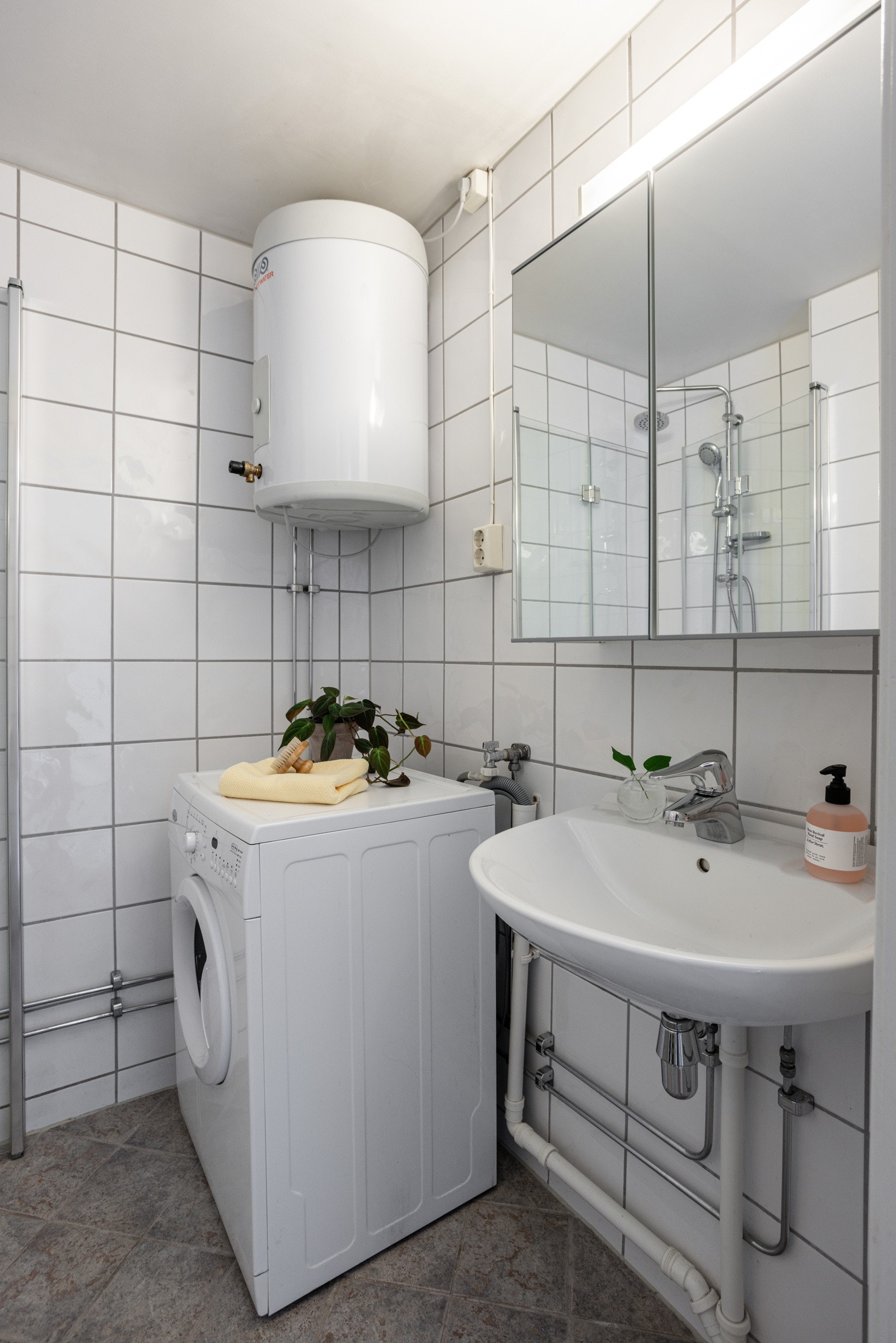 Plass og opplegg for vaskemaskin og ny varmtvannsbereder montert i 2022. Galleribilde