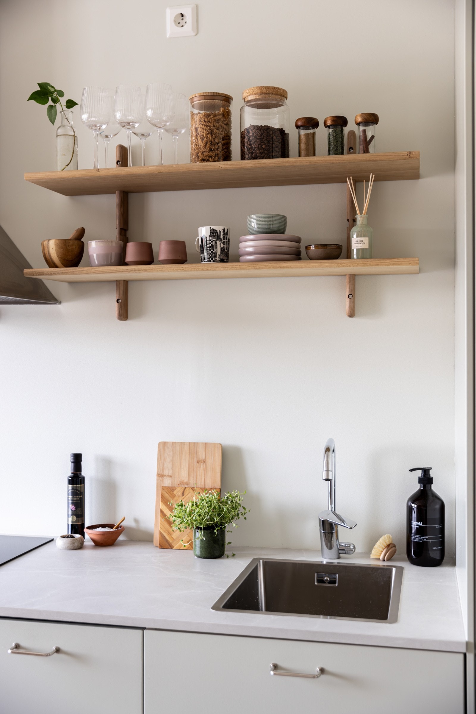 Et stilrent og fint kjøkken fra IKEA med påkostet benkeplate fra Kvik, nytt i 2022. Flott vegghengt hylle for oppbevaring og dekor. Galleribilde