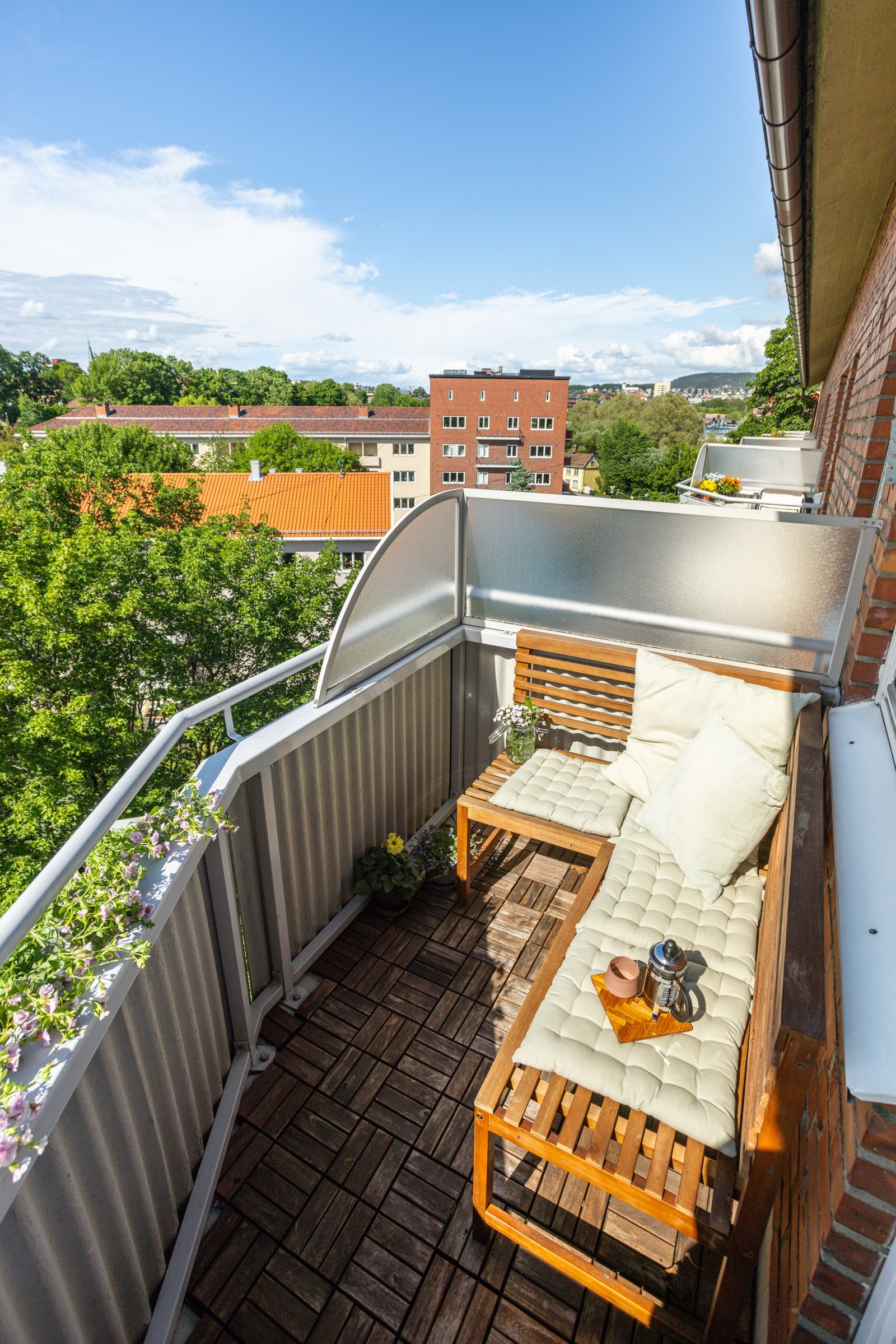 Fra stuen har du utgang til en solrik vestvendt balkong på ca. 3m² med fantastisk flott utsikt. Galleribilde