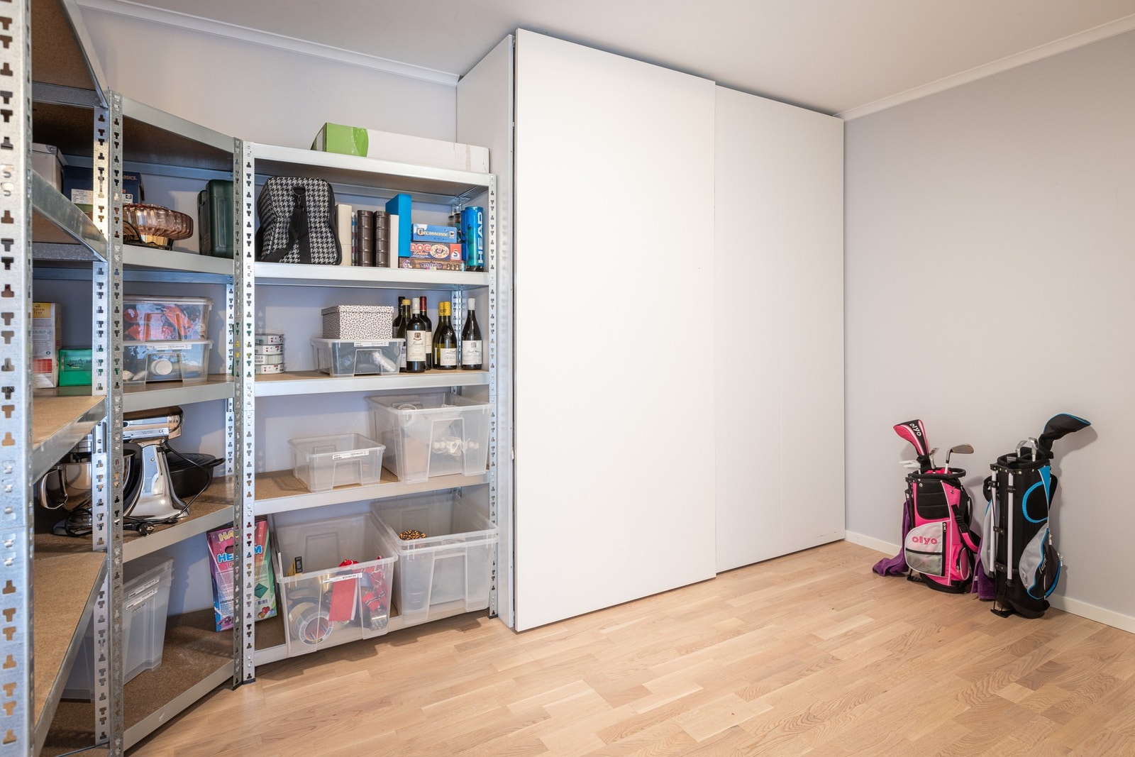Romslig bod med mye lagringsplass. Galleribilde