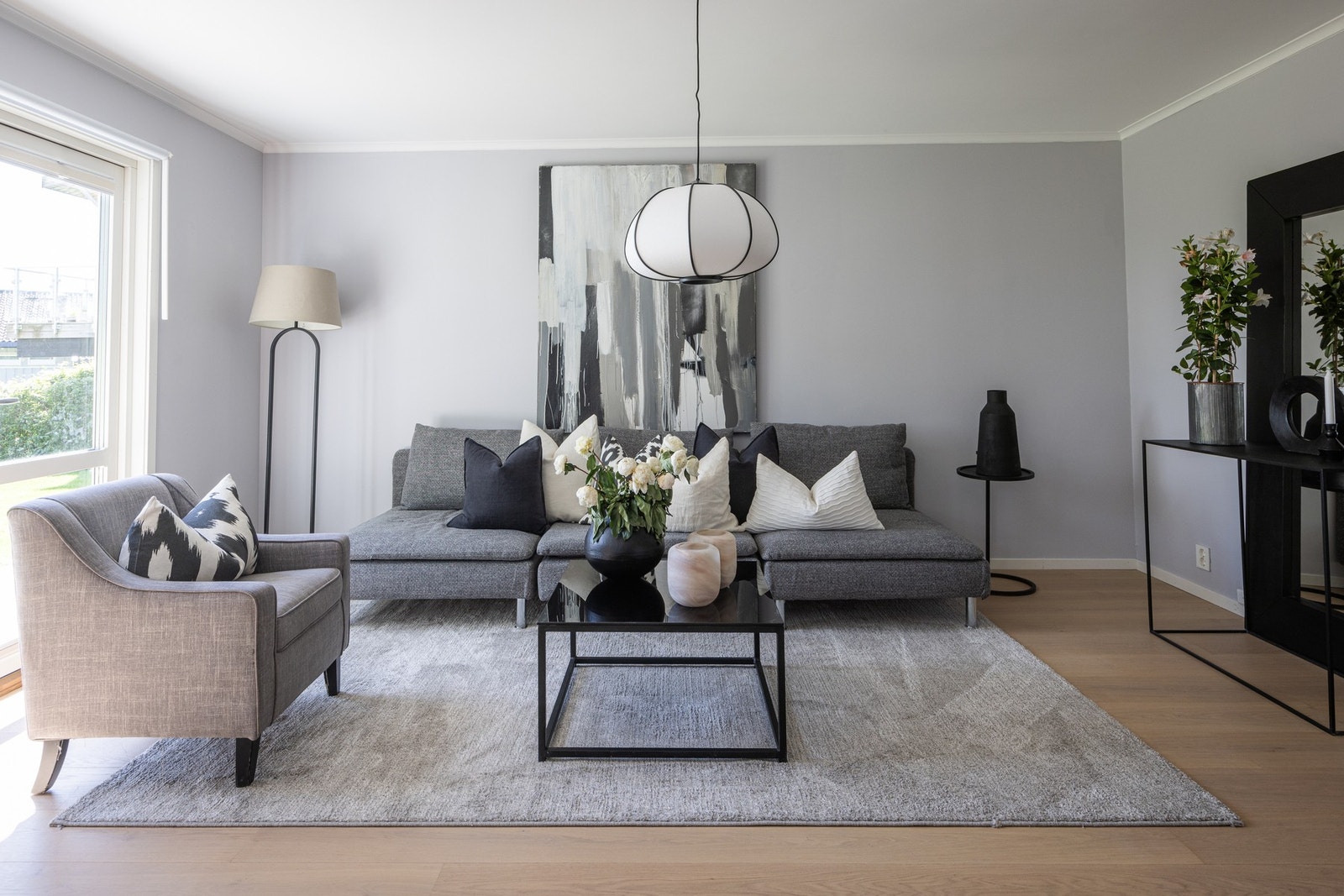 Lys og romslig kjellerstue med adkomst til terrasse. Det er mulig å etablere hybel med egen inngang i denne etasjen. Galleribilde