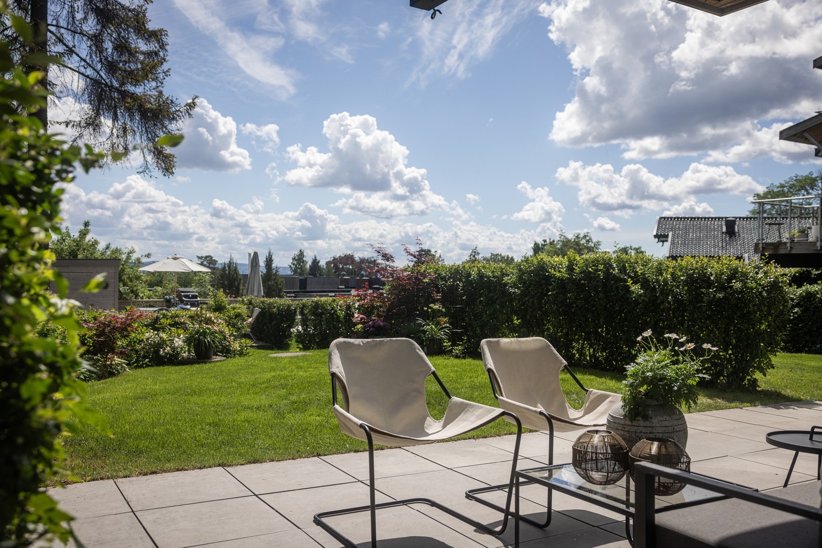 Hyggelig terrasse på ca. 22kvm med adkomst fra u. etasjen. Galleribilde