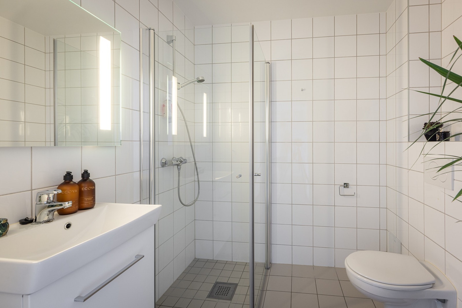 Stilrent baderom med lys innredning. Galleribilde