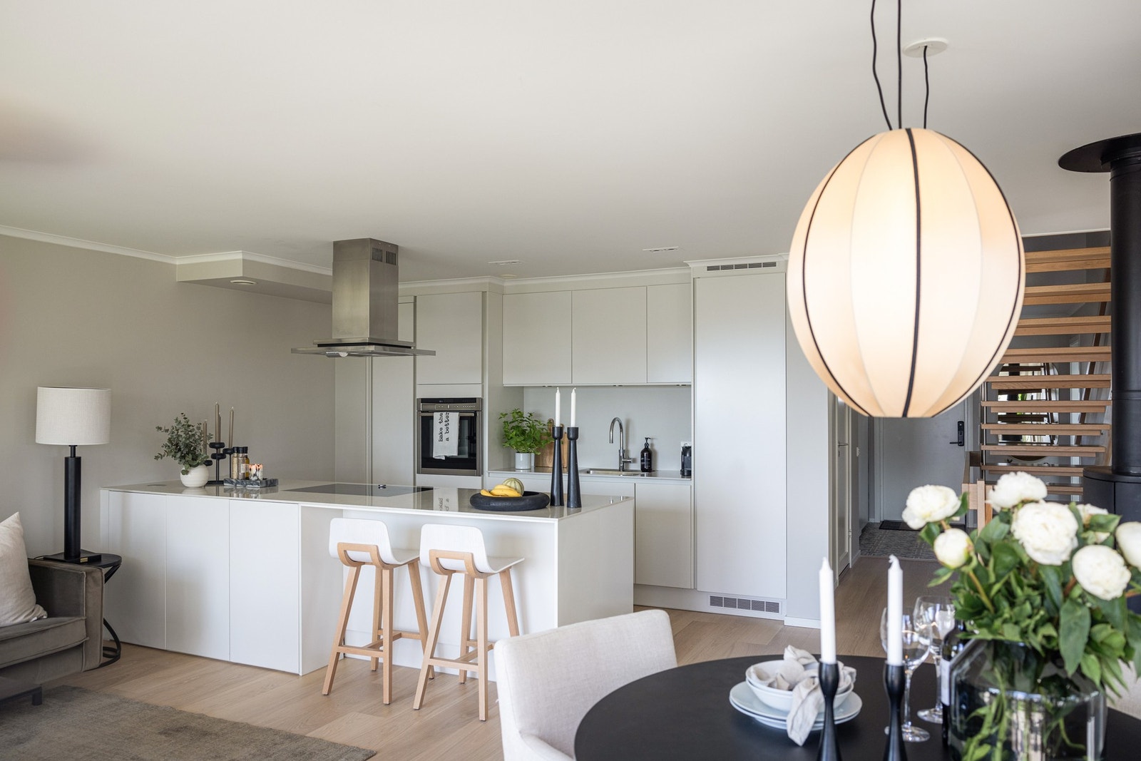 Tidsriktig kjøkkeninnredning fra HTH med stilrent design. Galleribilde