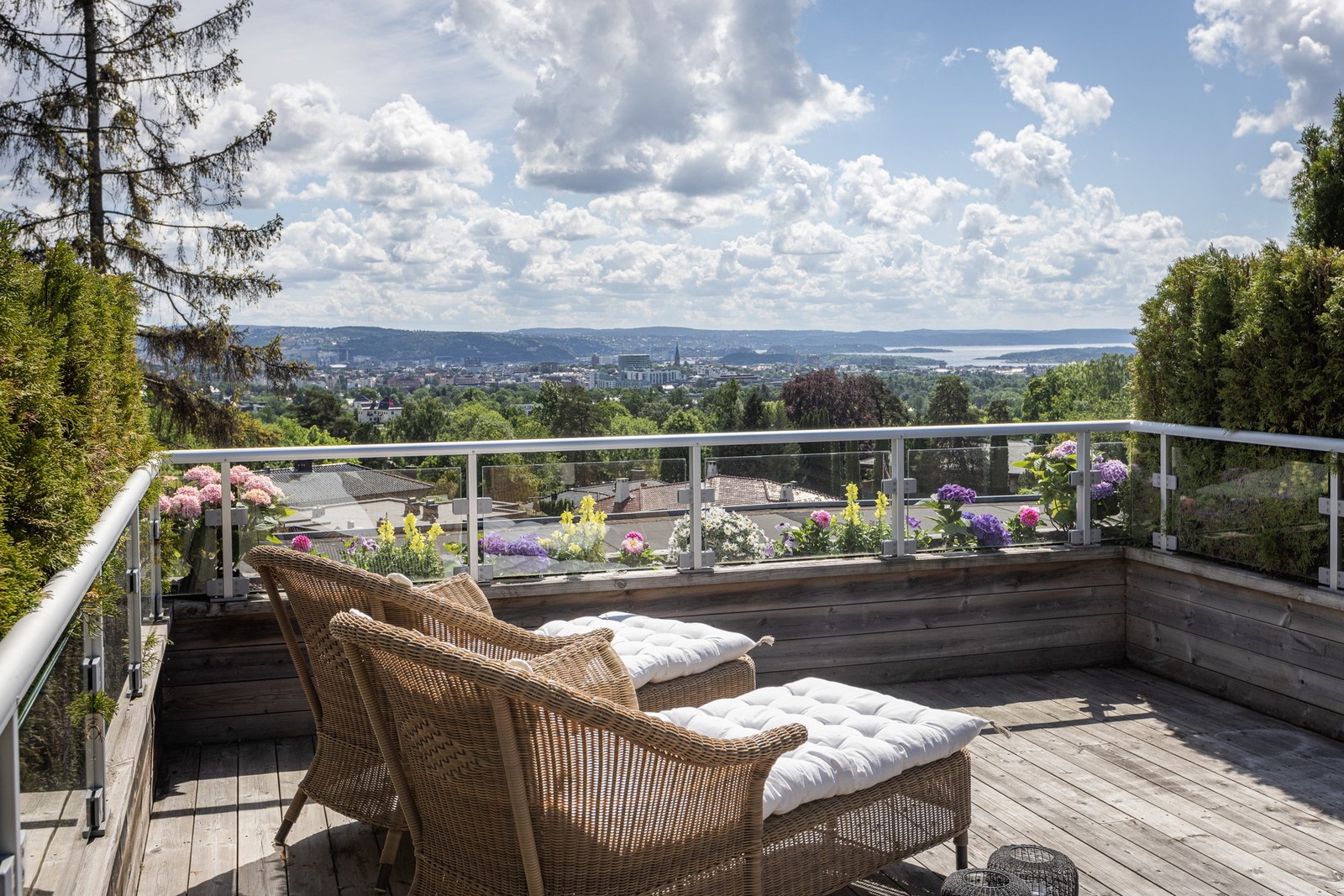 Boligen byr på en rekke finesser, blant annet en takterrasse på ca. 28 kvm med fjordutsikt og ypperlige solforhold. Galleribilde