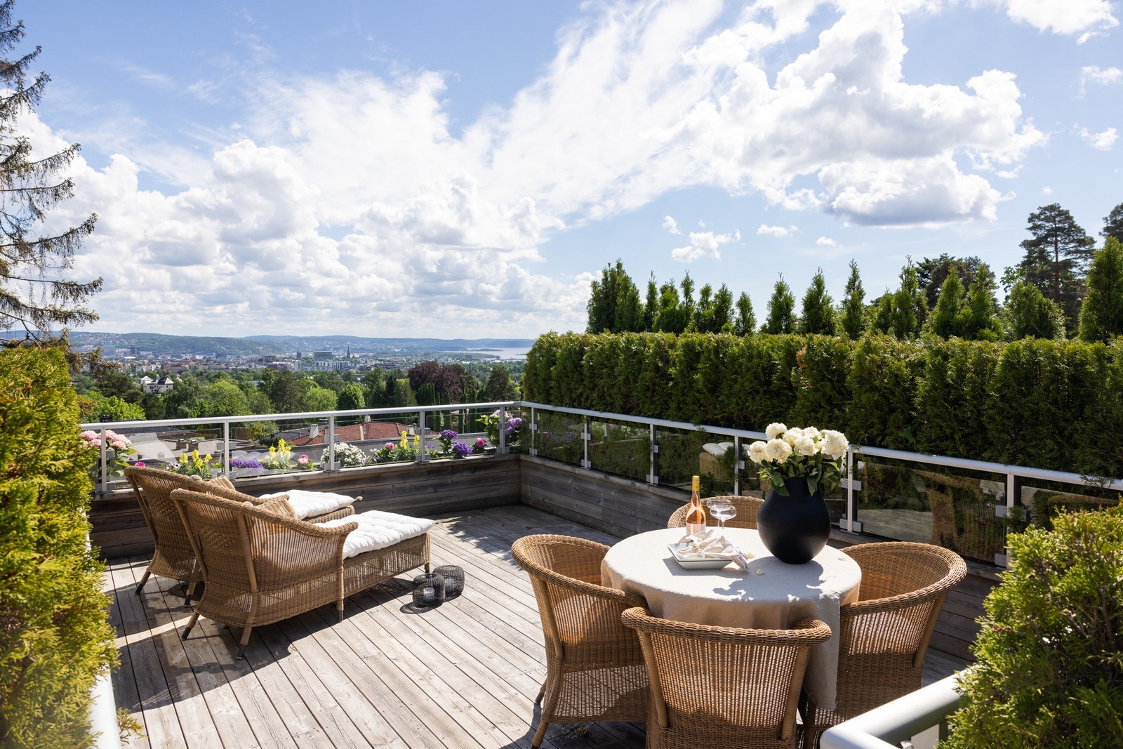 Takterrasse på ca. 28kvm med langstrakt utsikt. Galleribilde