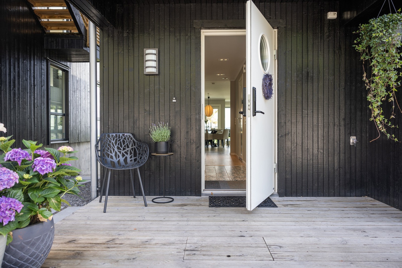 Hyggelig inngangsparti med ca. 7 kvm terrasseplatting. Galleribilde