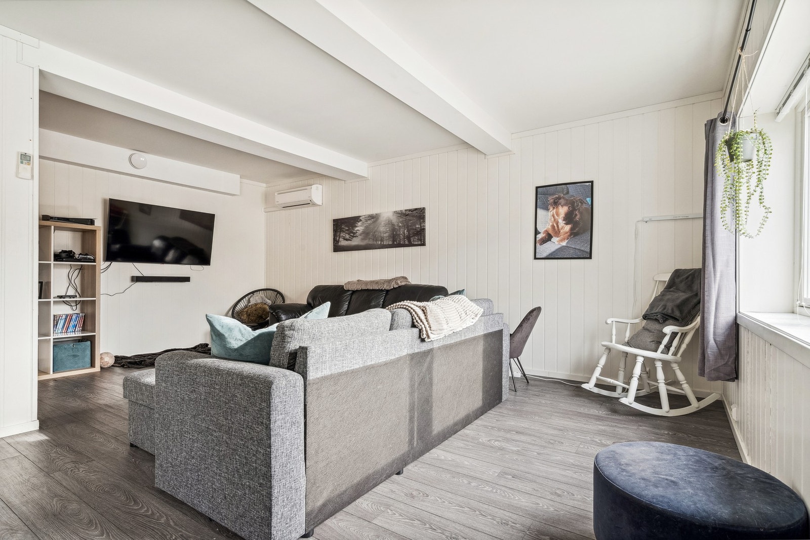 Stue med varmepumpe på vegg. Galleribilde