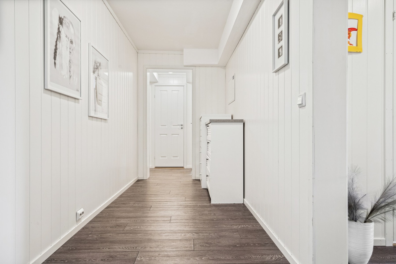 videre inn kommer vi til gangen som har ett bad/vaskerom i denne enden og bod rett fram. Galleribilde