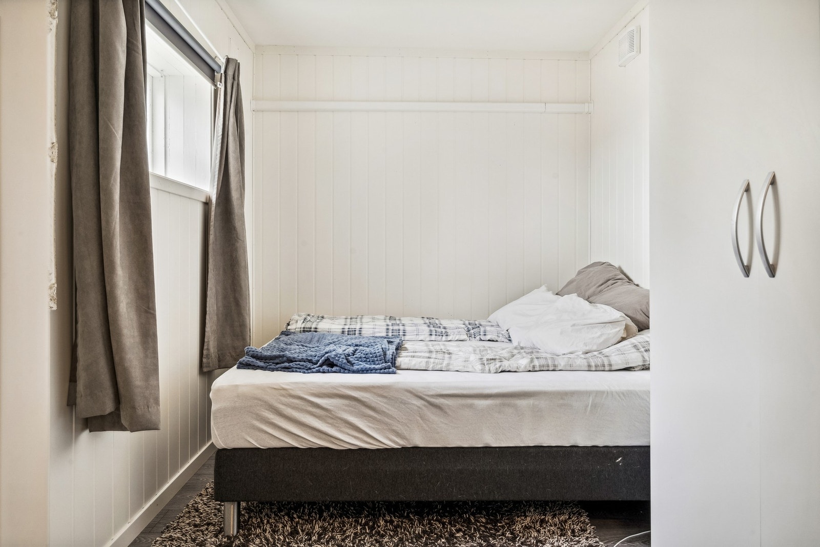 Ene soverommet med plass til dobbeltseng og garderobe Galleribilde