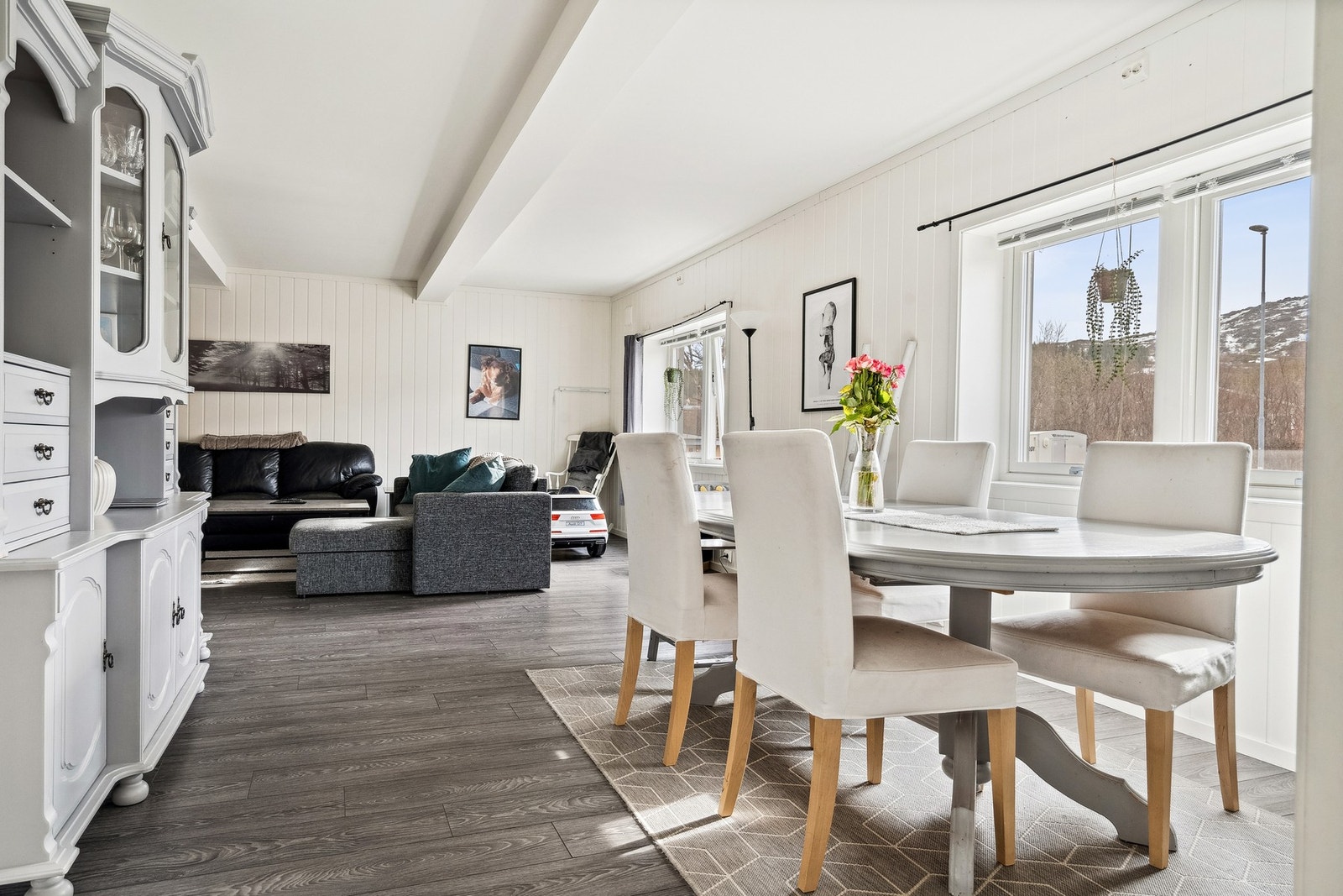 Stue og spisestue med mange møbleringsmuligheter og godt med naturlig lys. Galleribilde