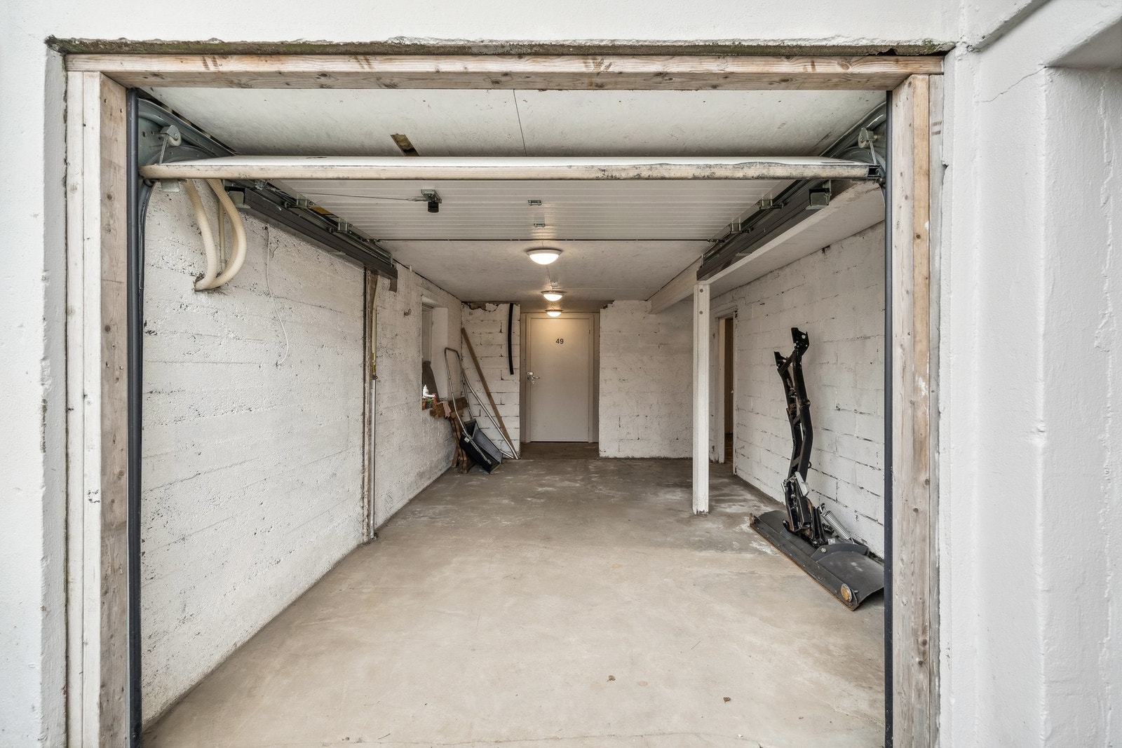 Parkering i del av dobbelgarasje med tilhørende sportsbod i bakkant. Garasjedelen er ca. 17 m. Galleribilde