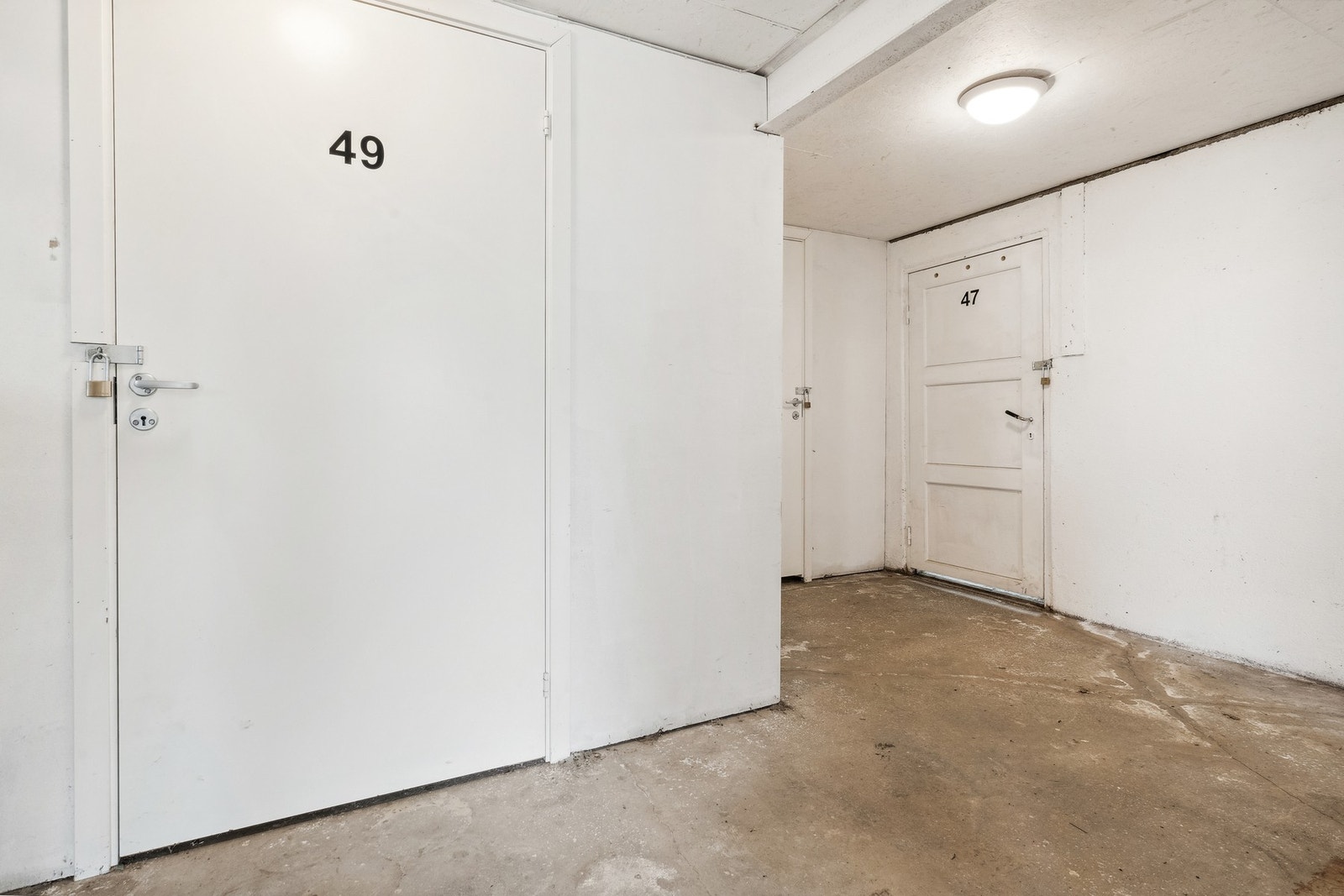 Gang med nummererte utleieboder hvor det foreligger leieavtaler. Denne leiligheten disponerer også garasje i kjelleren. Galleribilde