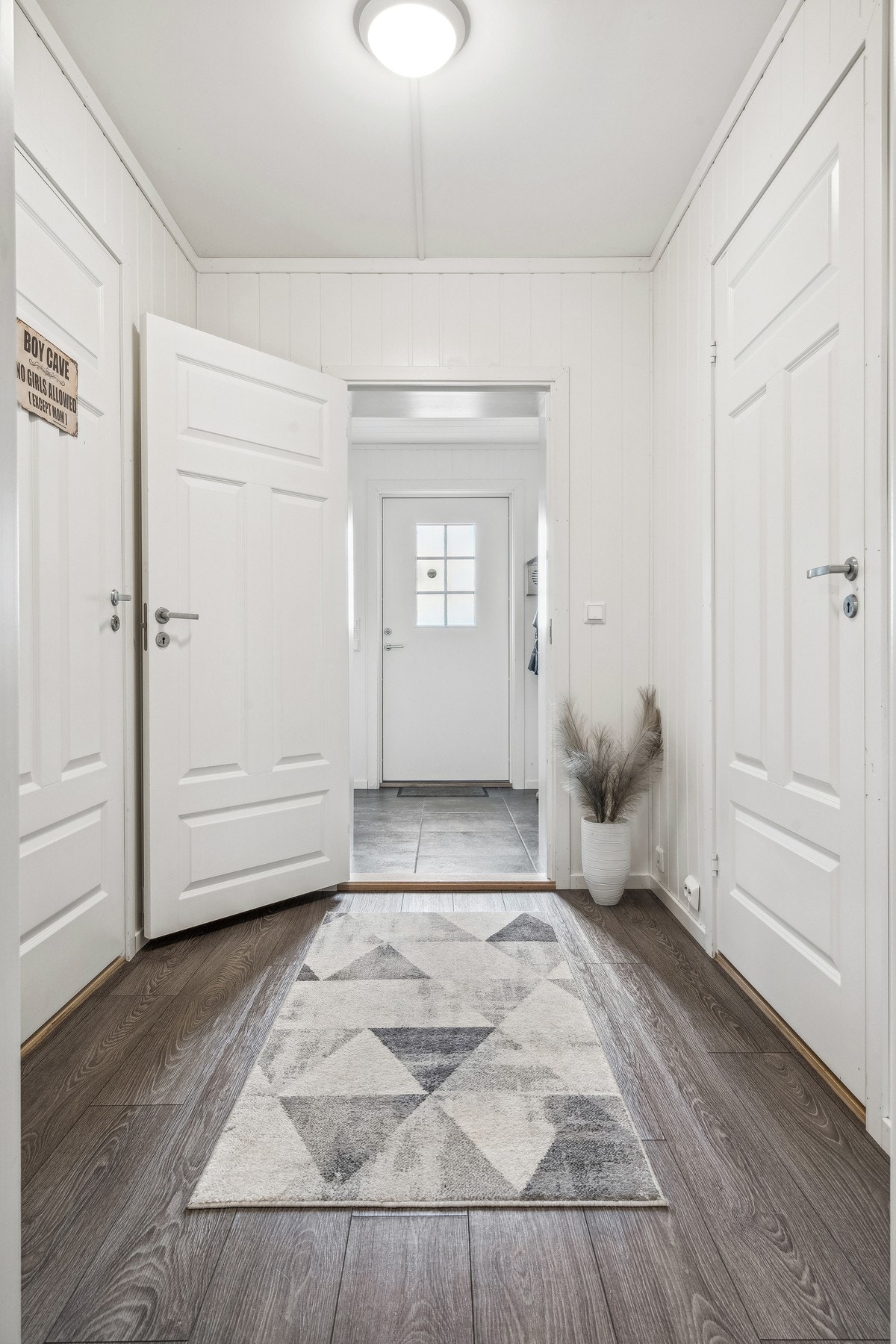 Videre kommer vi inn i gangen som har soverom på hver side Galleribilde