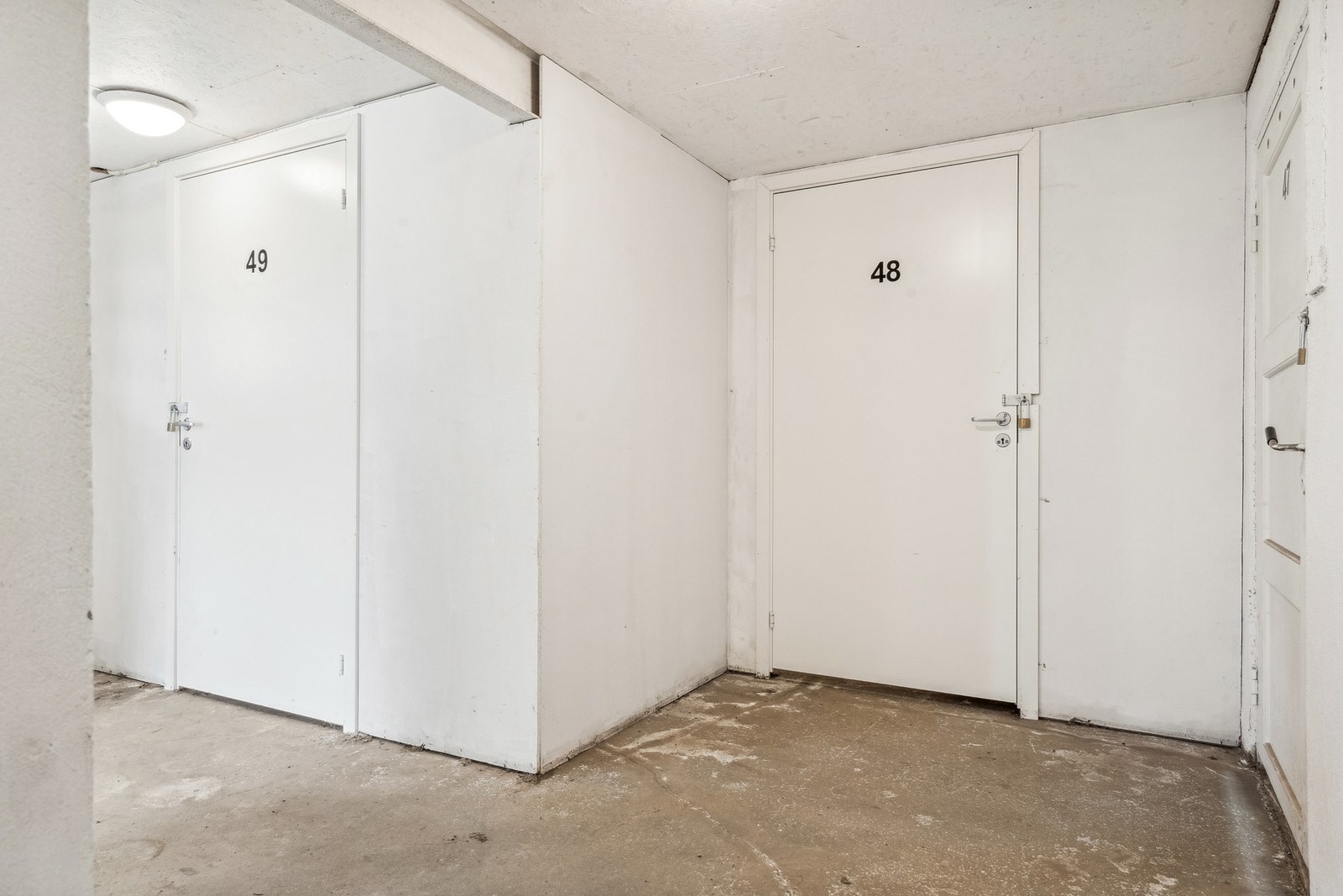 Gang med nummererte utleieboder hvor det foreligger leieavtaler Galleribilde