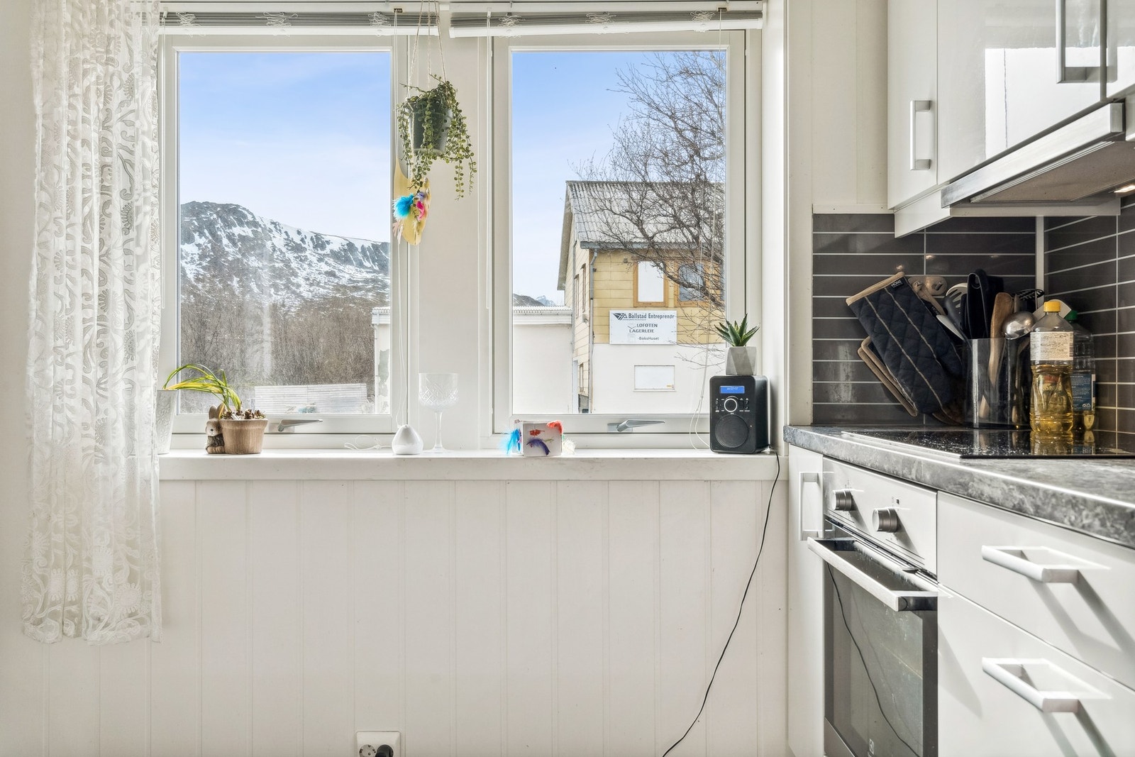 Utsikt fra kjøkken mot Sundsheia som er en flott fjelltur. Galleribilde