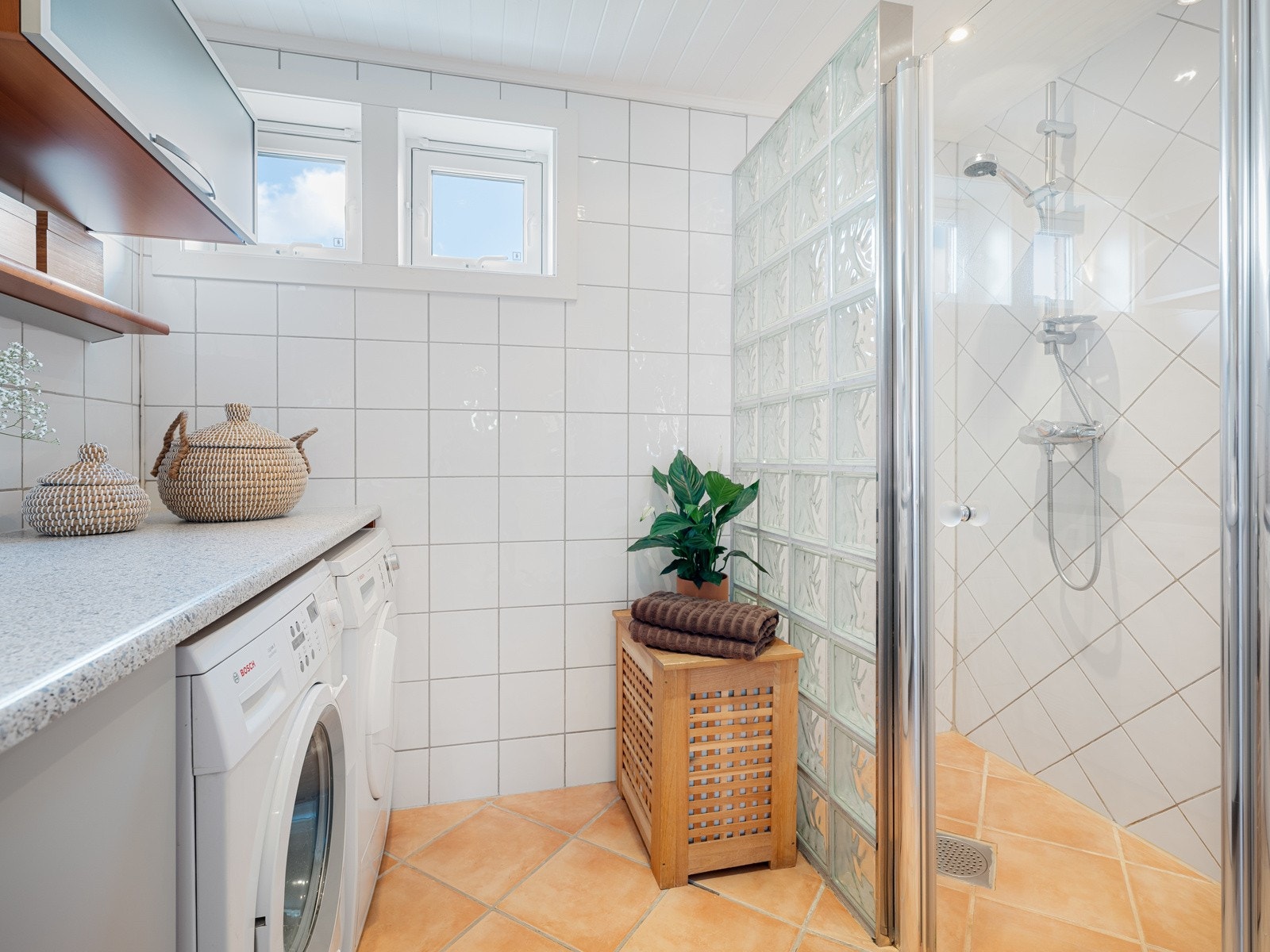 Vinduene gir naturlig dagslys og mulighet for utlufting. I tillegg er det en elektrisk avtrekksvifte i himling. Galleribilde