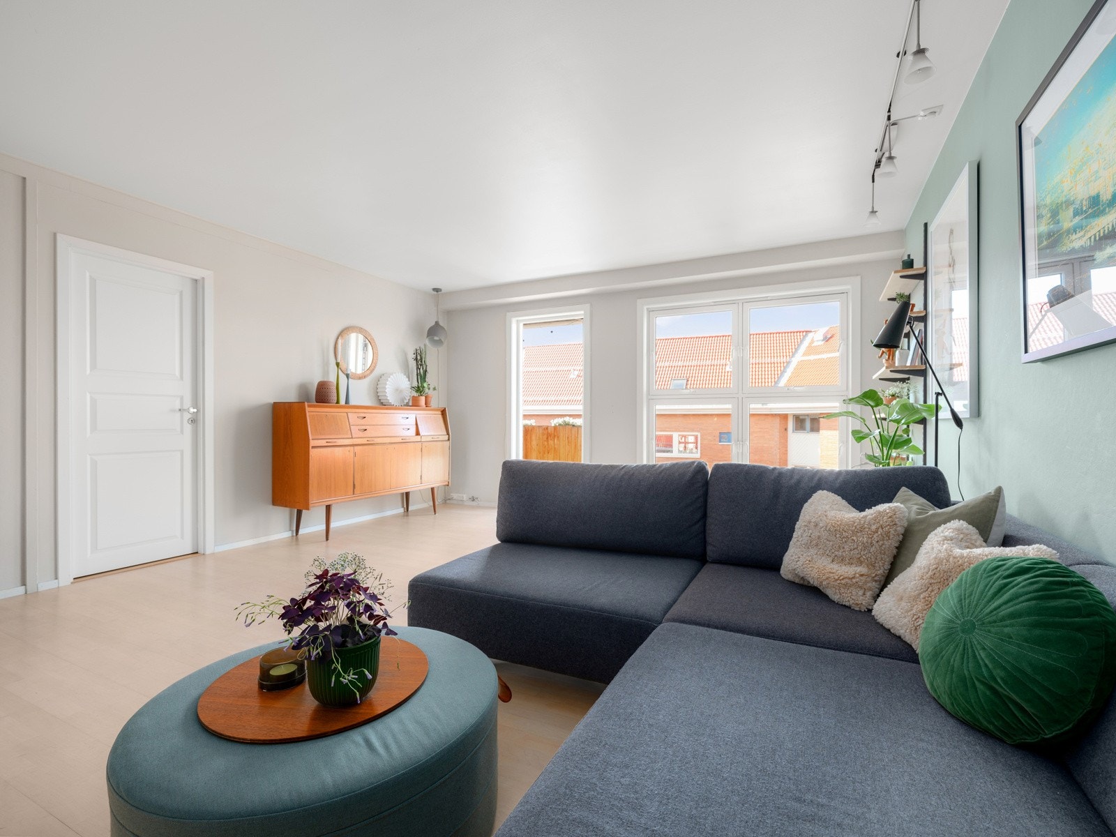 Du har god plass til både sofagruppe, spisebord og TV med tilhørende møblement. Galleribilde